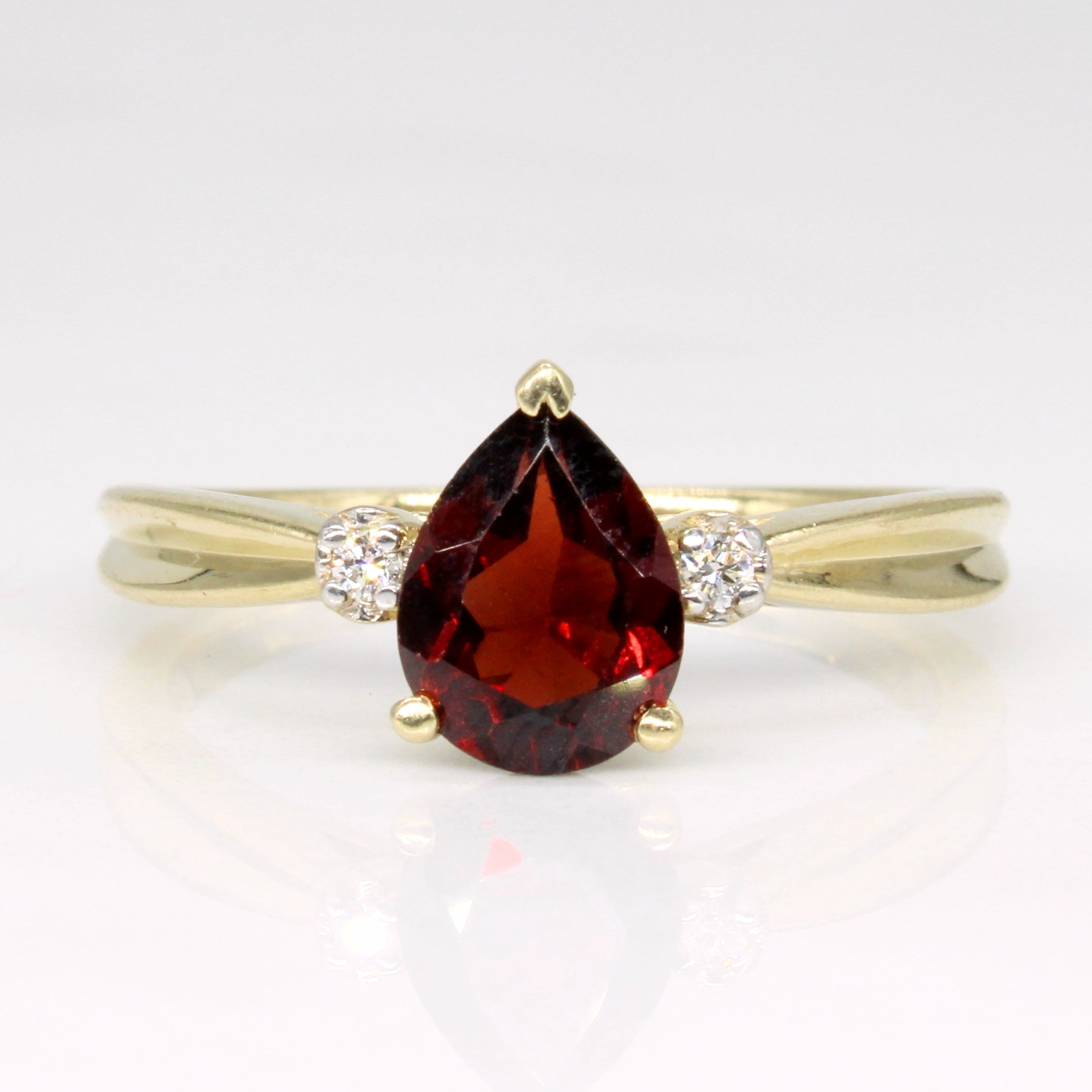 Bague en grenat et diamants | 1,10 ct, 0,02 ct au total | Taille 7 |