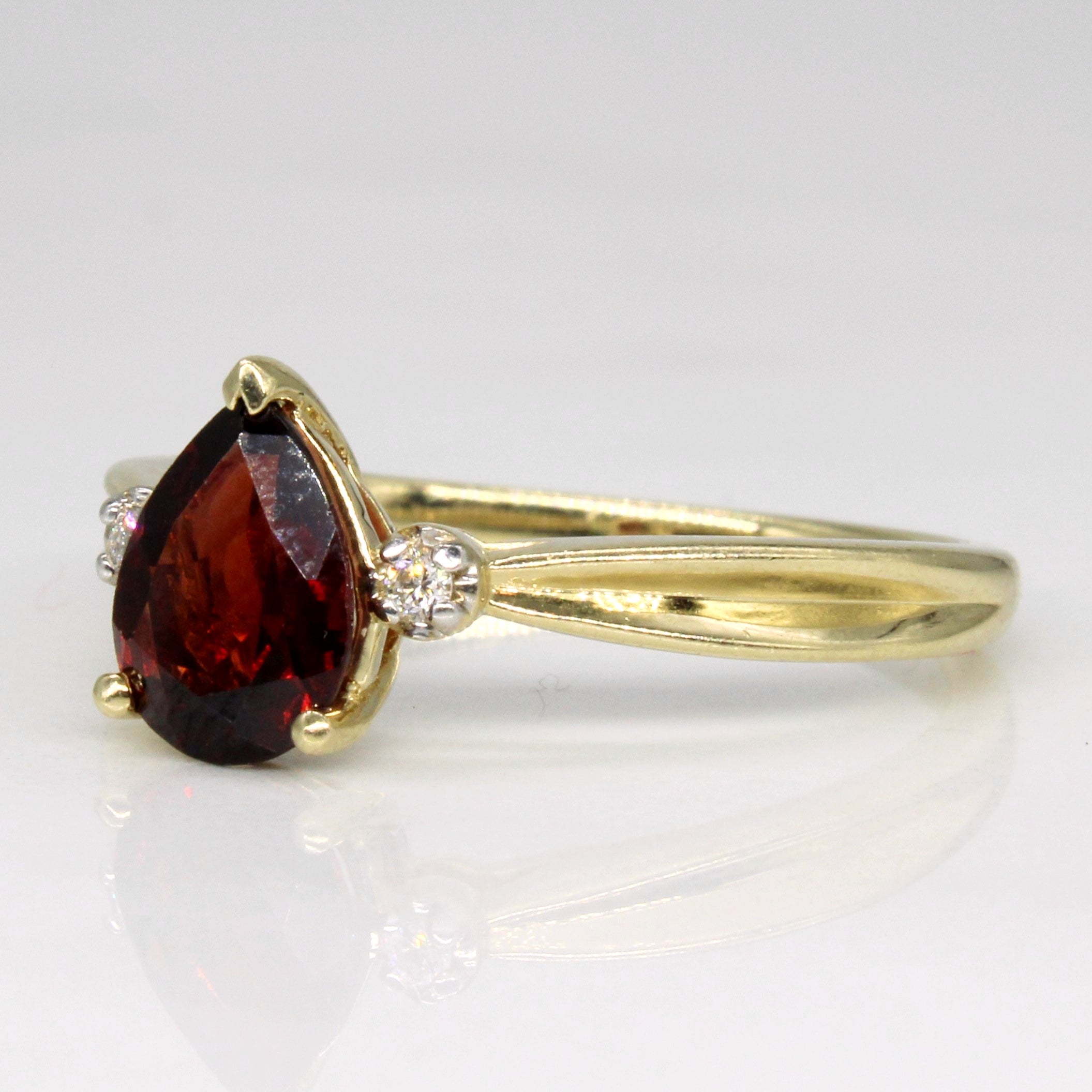 Bague en grenat et diamants | 1,10 ct, 0,02 ct au total | Taille 7 |