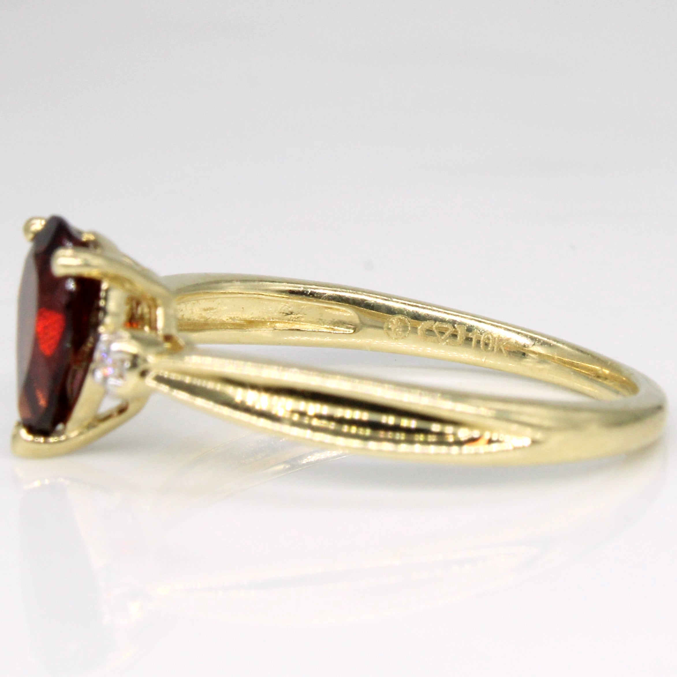 Bague en grenat et diamants | 1,10 ct, 0,02 ct au total | Taille 7 |
