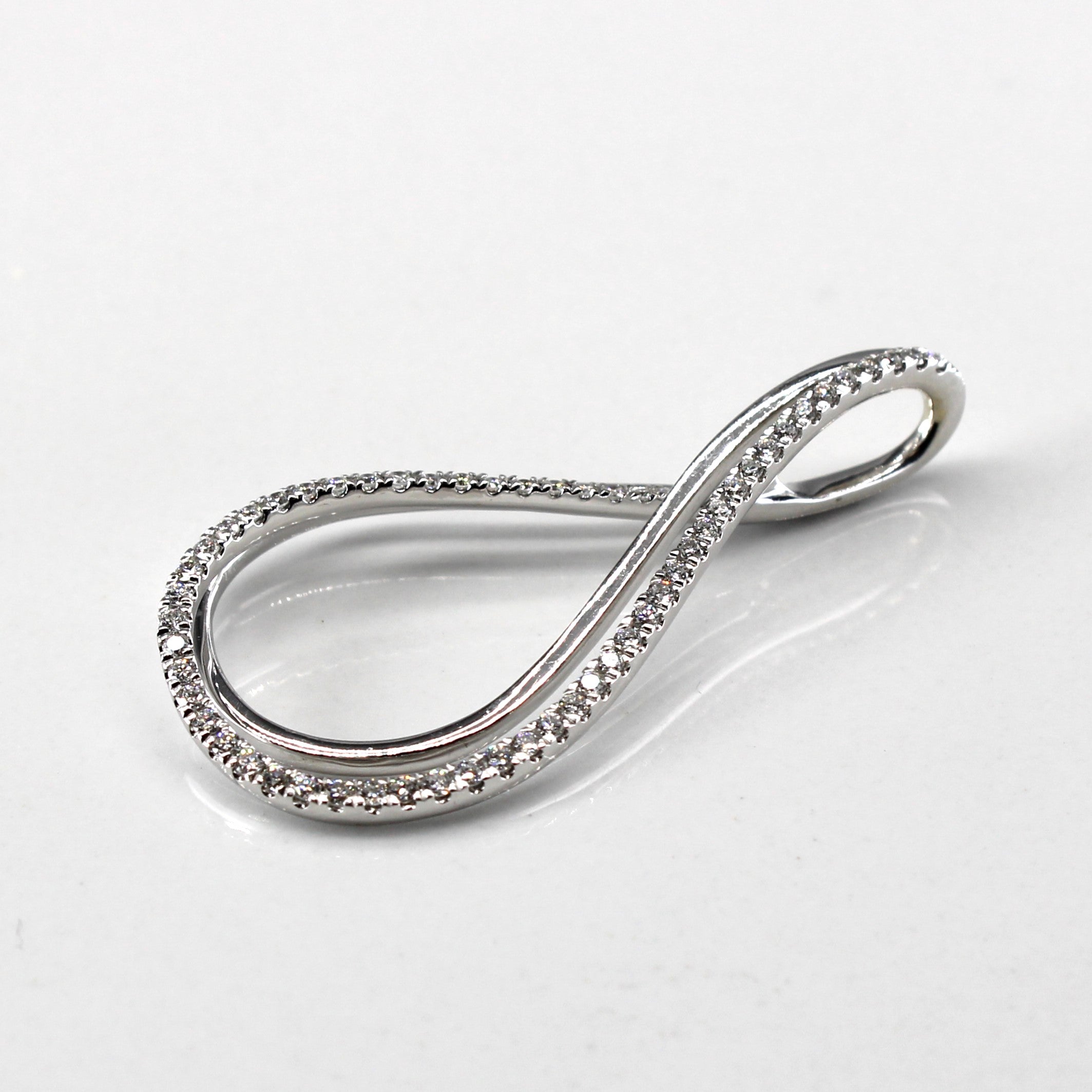 Pendentif goutte serti pavé de diamants | 0,20 ct |