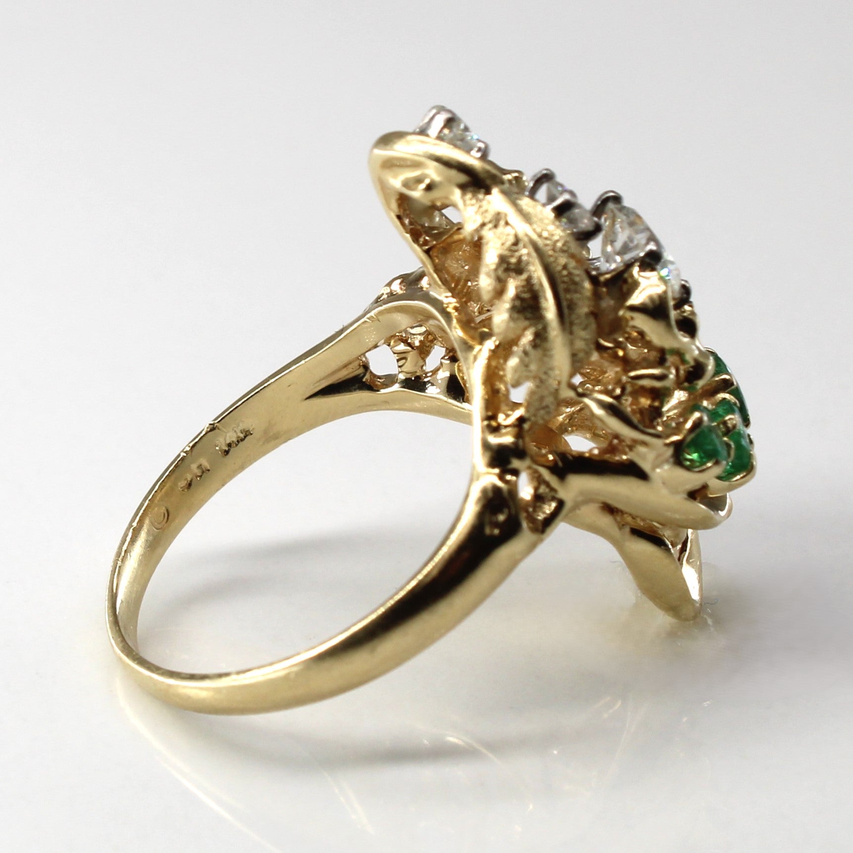 Bague en or texturé avec diamants et émeraudes | 0,81 ct | 0,39 ct | Taille 7,25 |