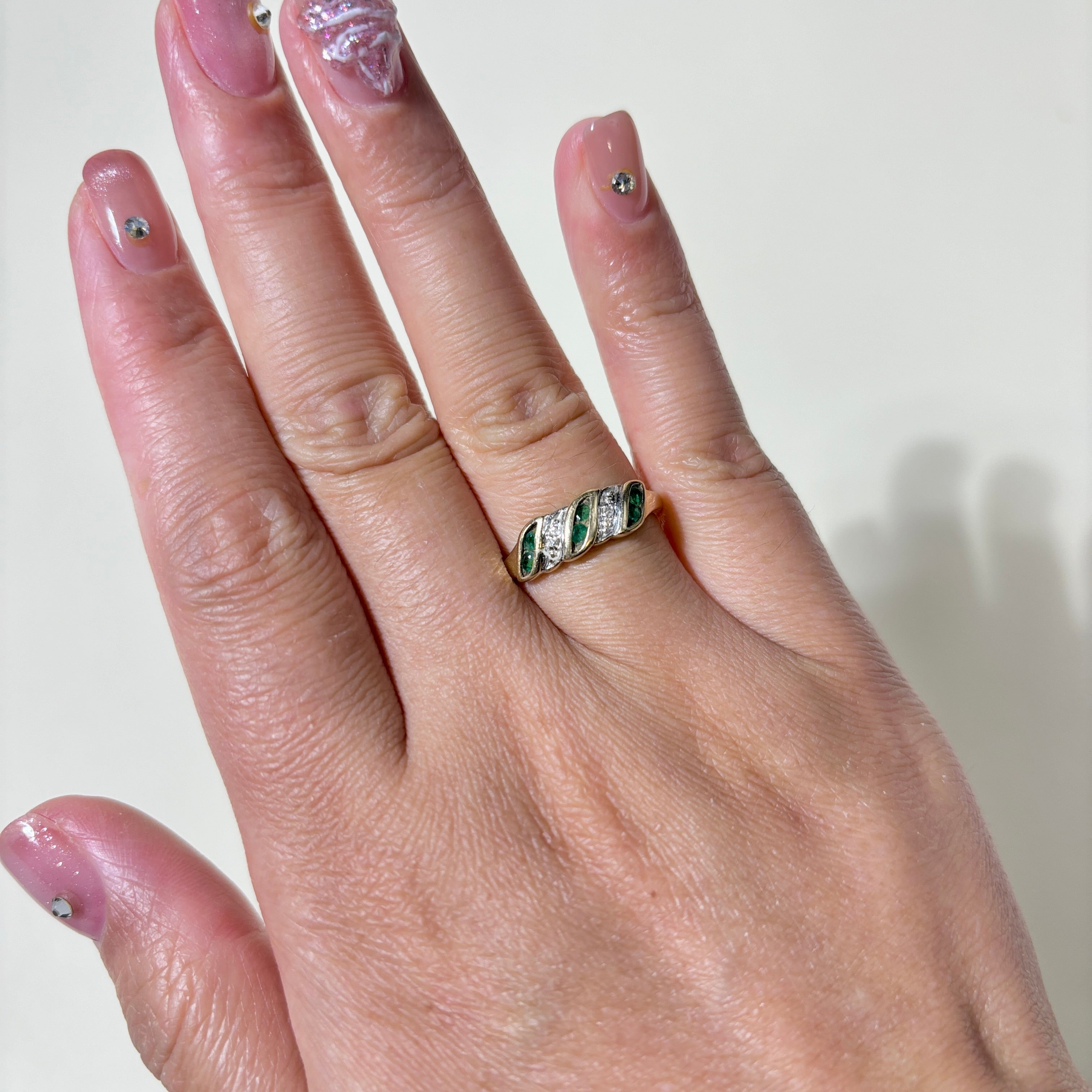 Bague en or jaune 10 carats avec émeraude et diamants | 0,12 ct au total, 0,01 ct au total | Taille 6,5 |
