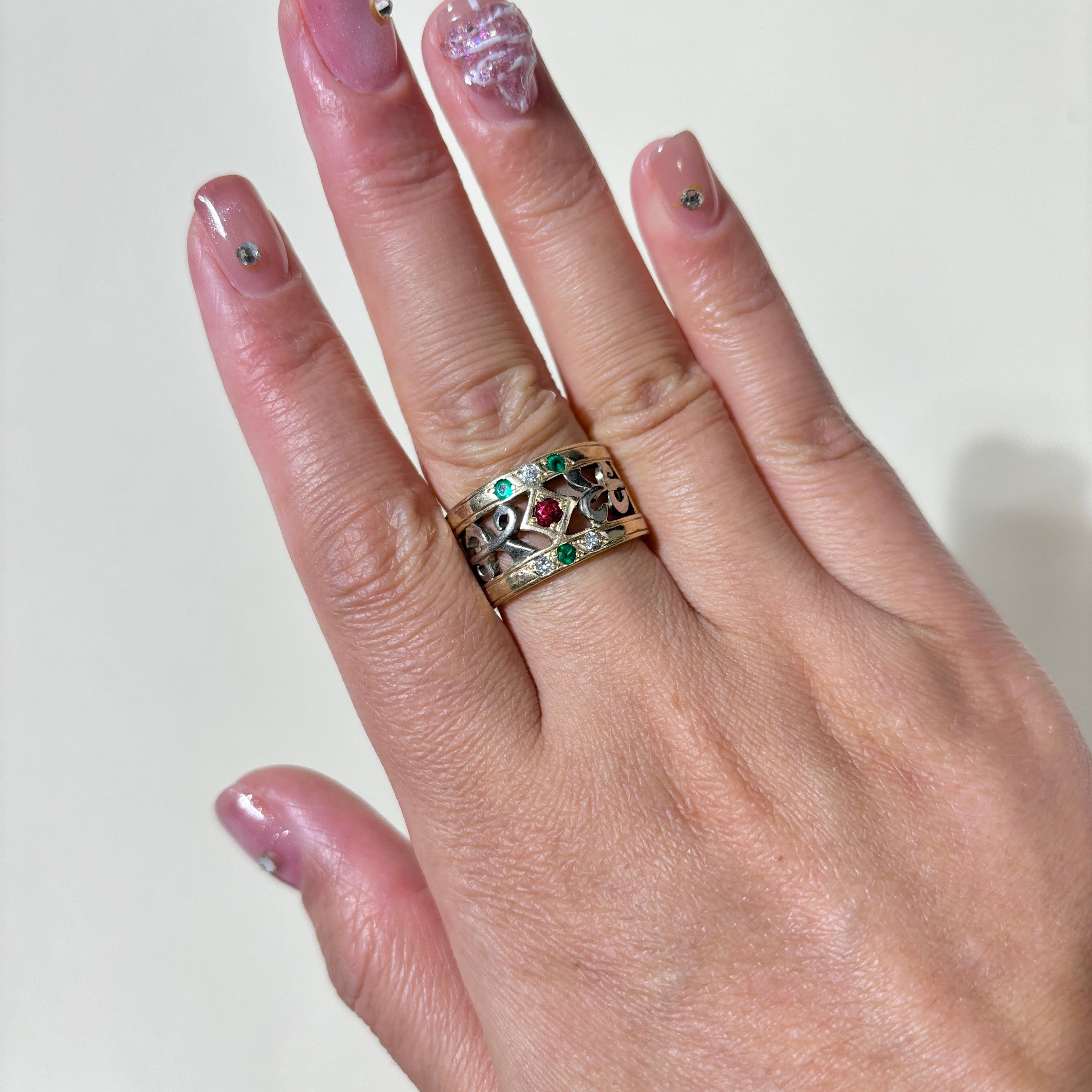 Bague en or jaune 10 carats sertie de plusieurs pierres précieuses | 0,15 ct, 0,11 ct, 0,12 ct | Taille 7 |