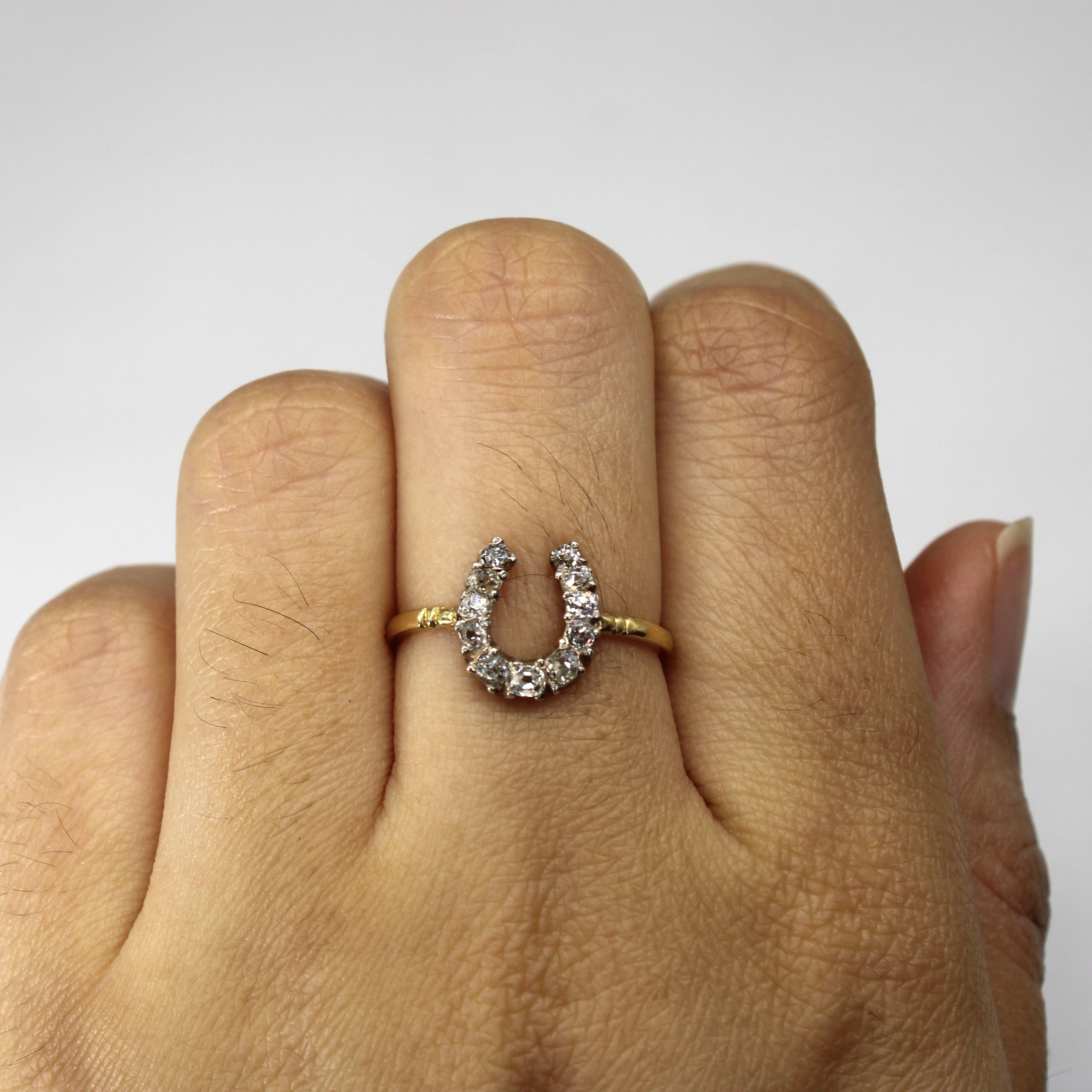 Bague en or antique sertie de diamants en forme de fer à cheval | 0,46 ct | Taille 7 |