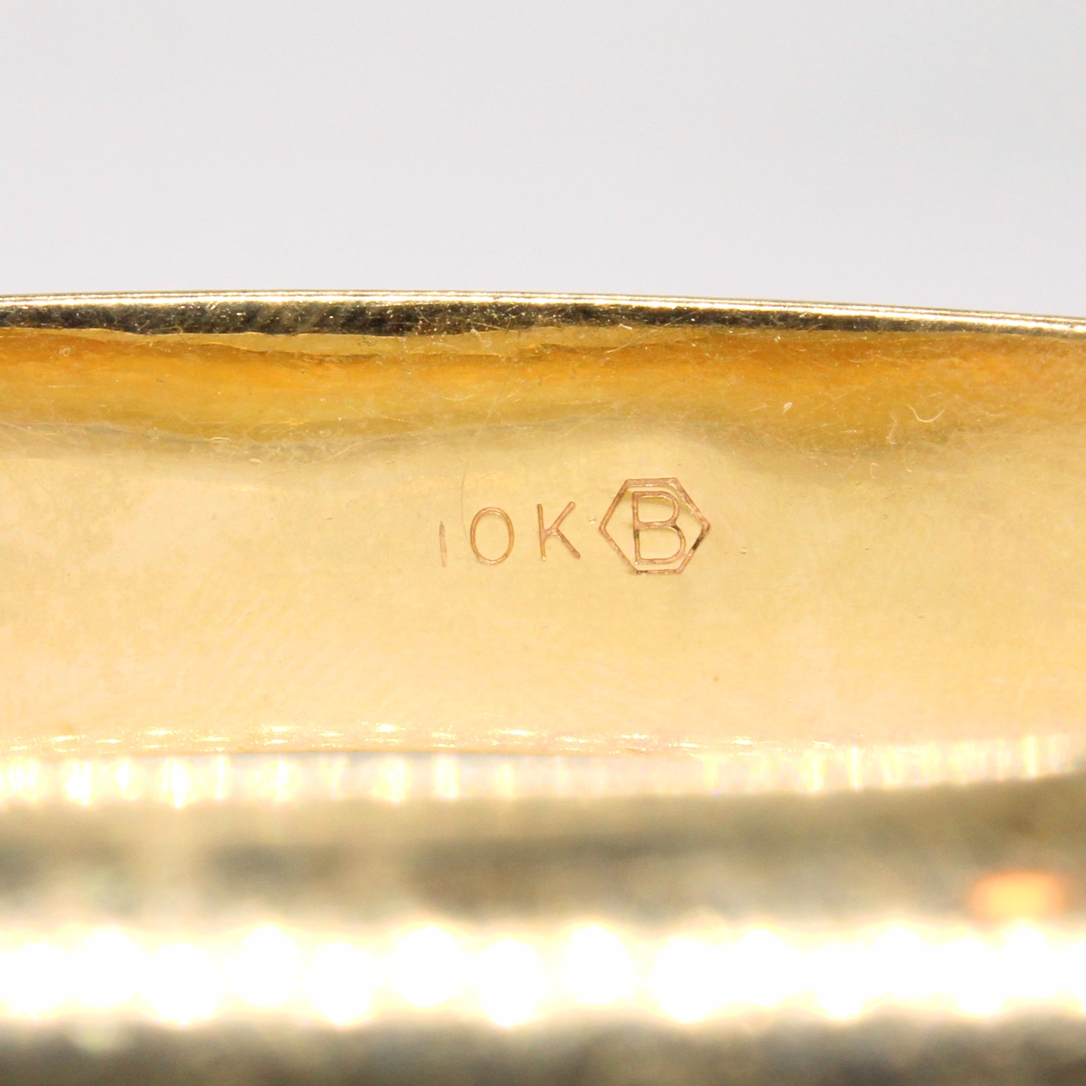Bracelet jonc en or jaune 10 carats gravé d'une fleur | 7,5" |