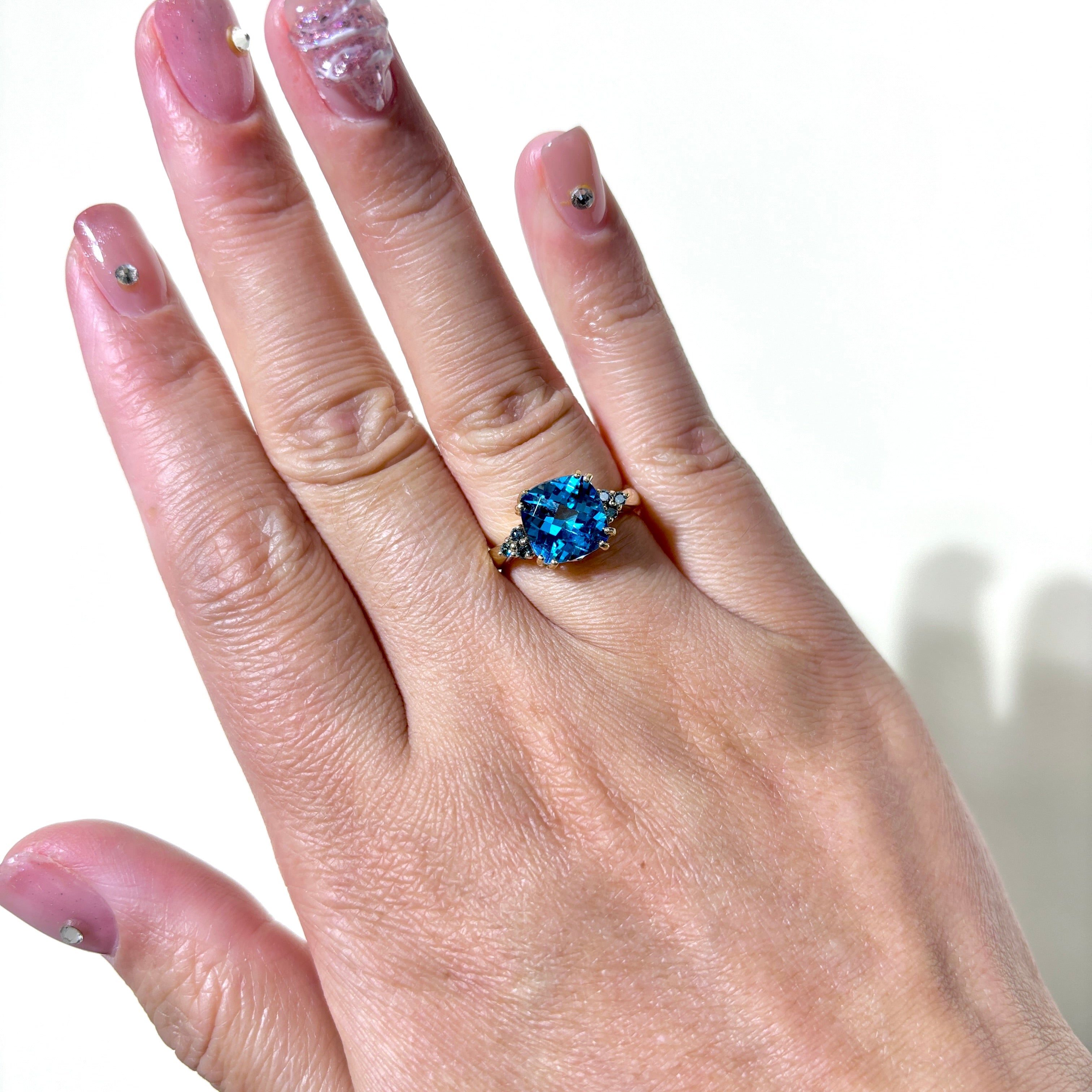 Bague en or jaune 10 carats, topaze bleue et diamants bleus | 2,94 ct, 0,12 ct au total | Taille 6 |