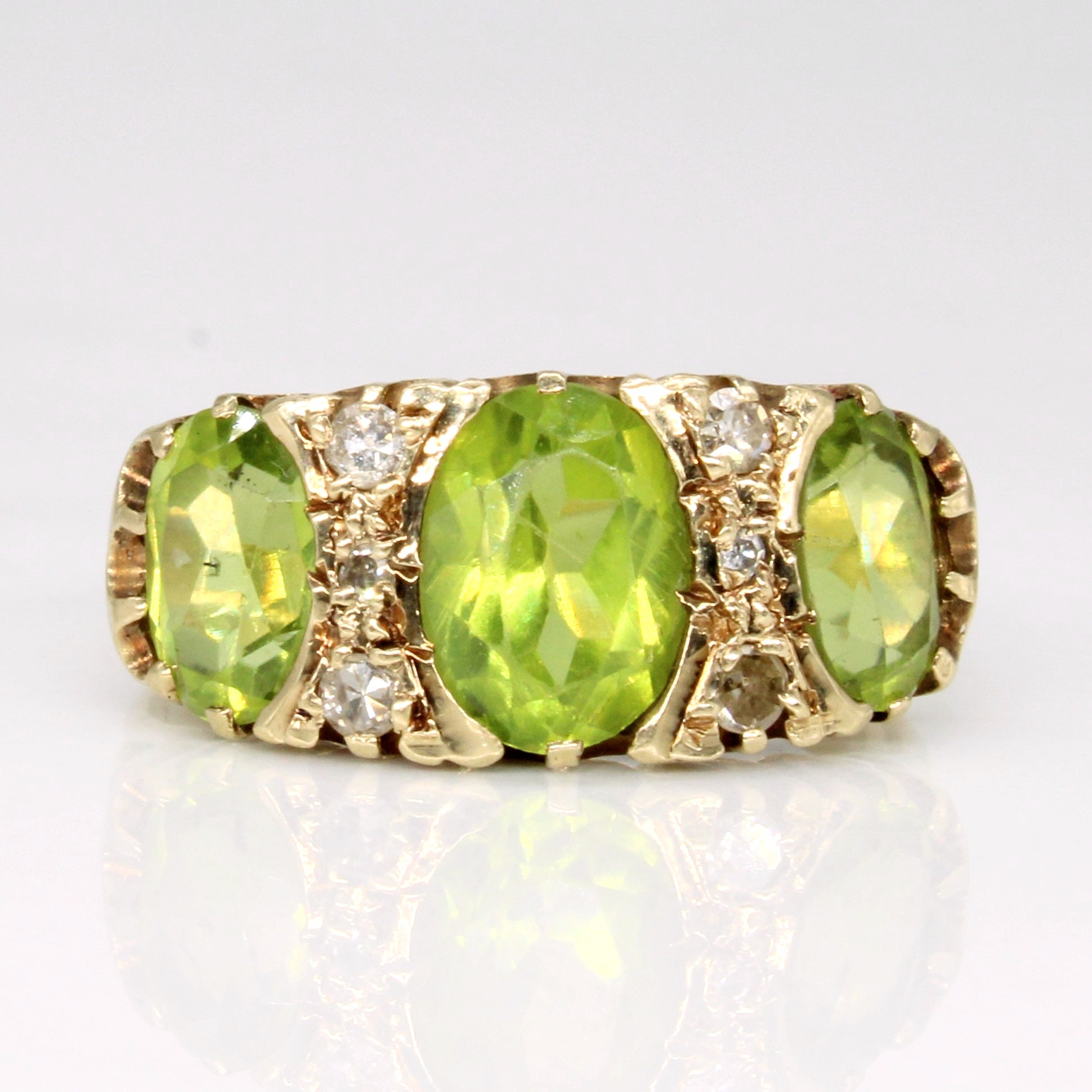 Bague trois pierres vintage ovale en péridot et diamants | 3,00 ct, 0,11 ct | Taille 6,5 |