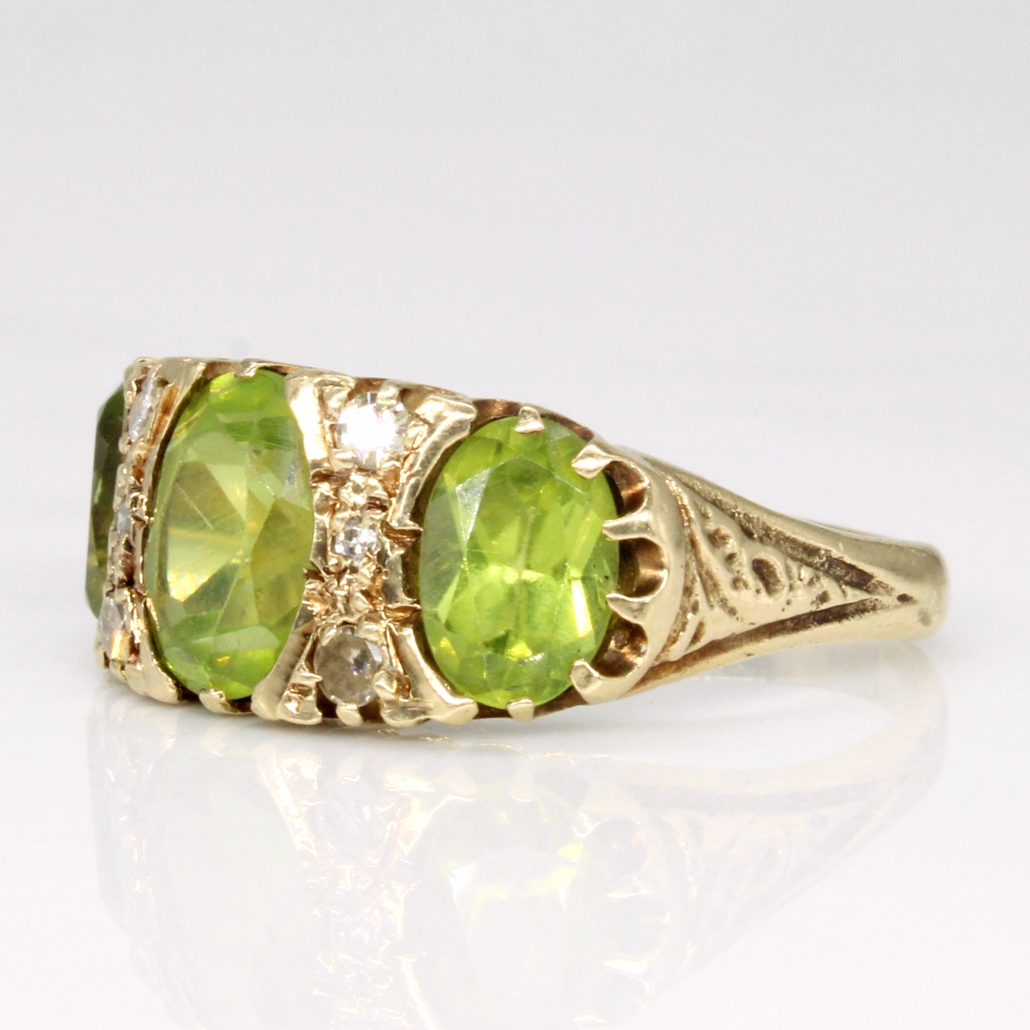 Bague trois pierres vintage ovale en péridot et diamants | 3,00 ct, 0,11 ct | Taille 6,5 |