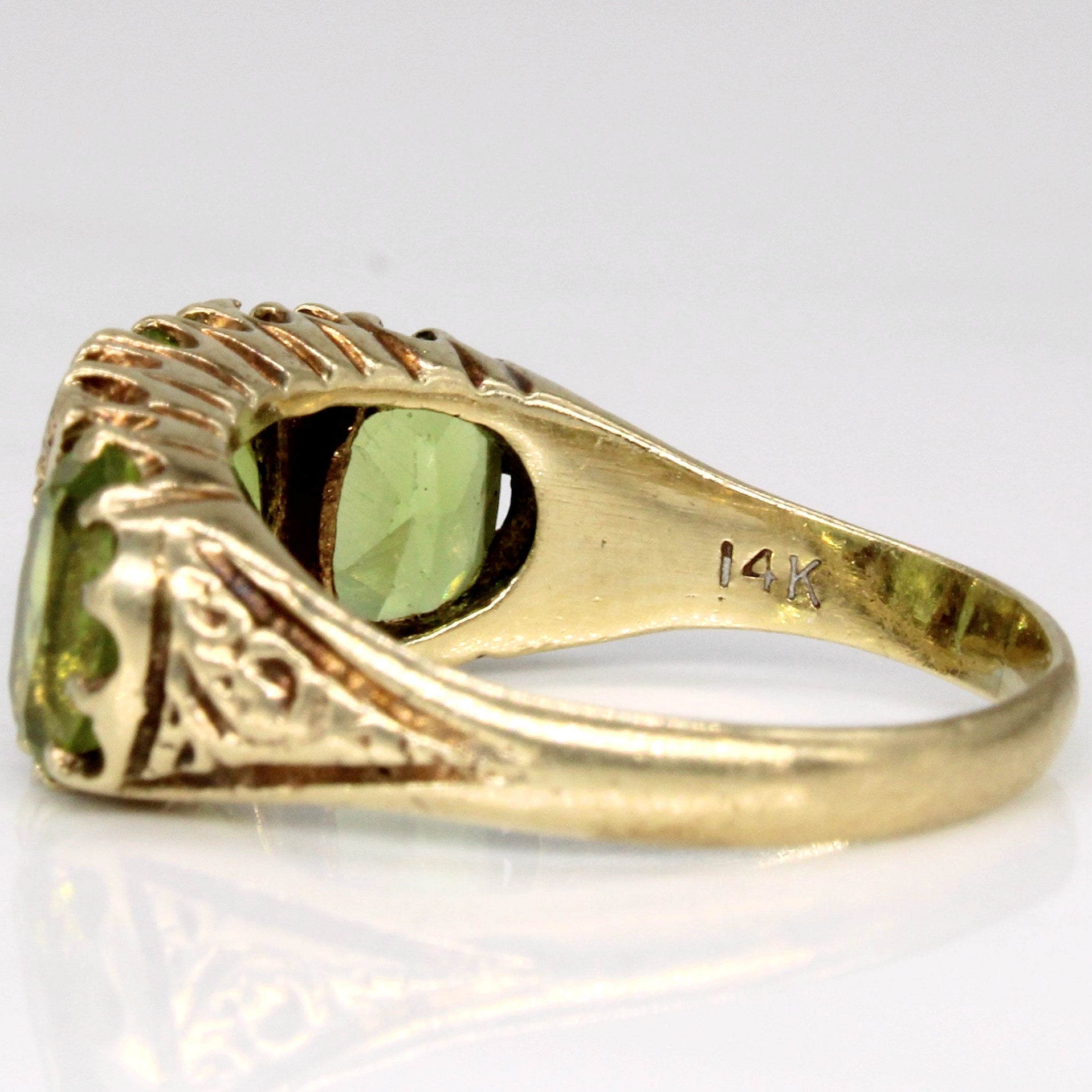 Bague trois pierres vintage ovale en péridot et diamants | 3,00 ct, 0,11 ct | Taille 6,5 |