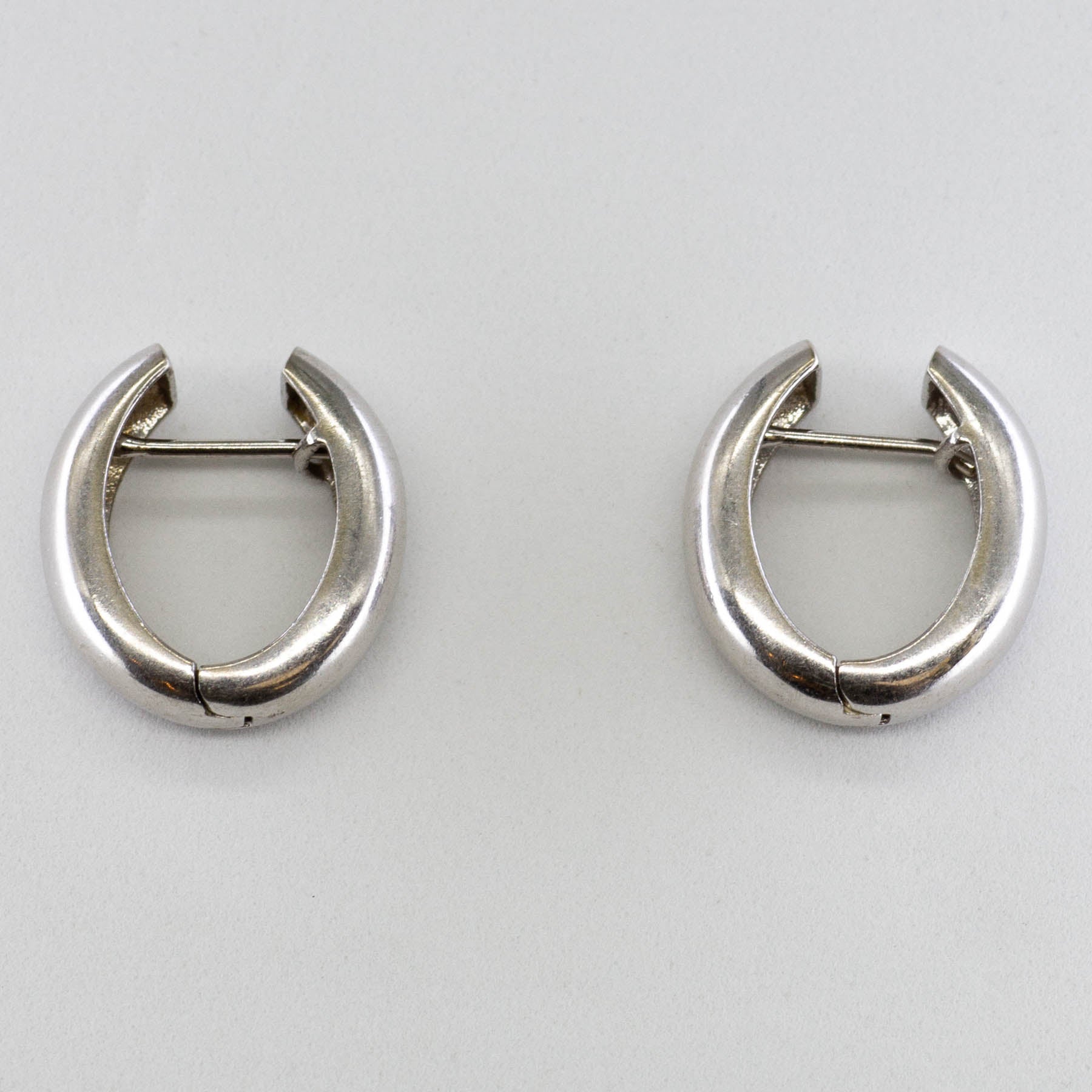 14k White Gold Huggie Earrings |