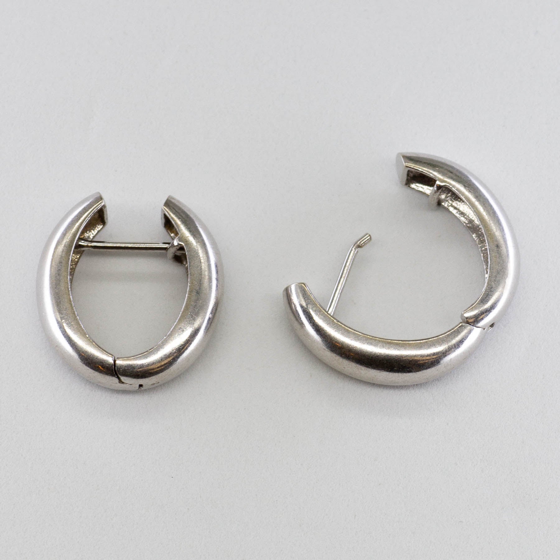 14k White Gold Huggie Earrings |