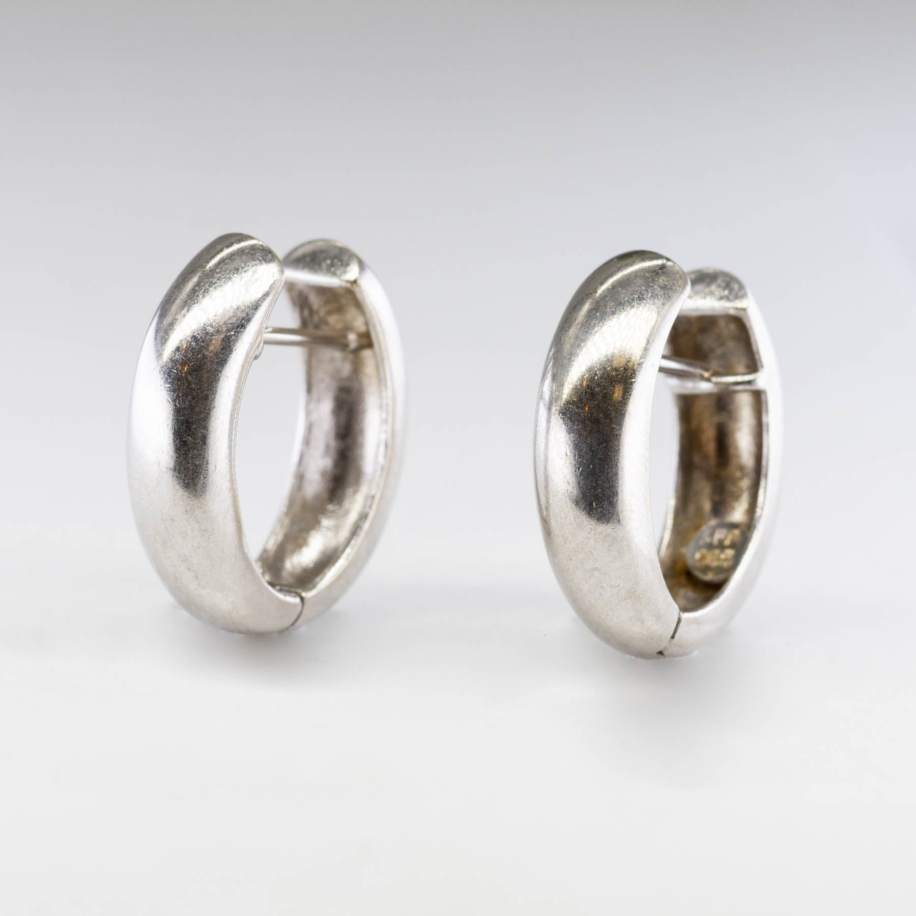 14k White Gold Huggie Earrings |