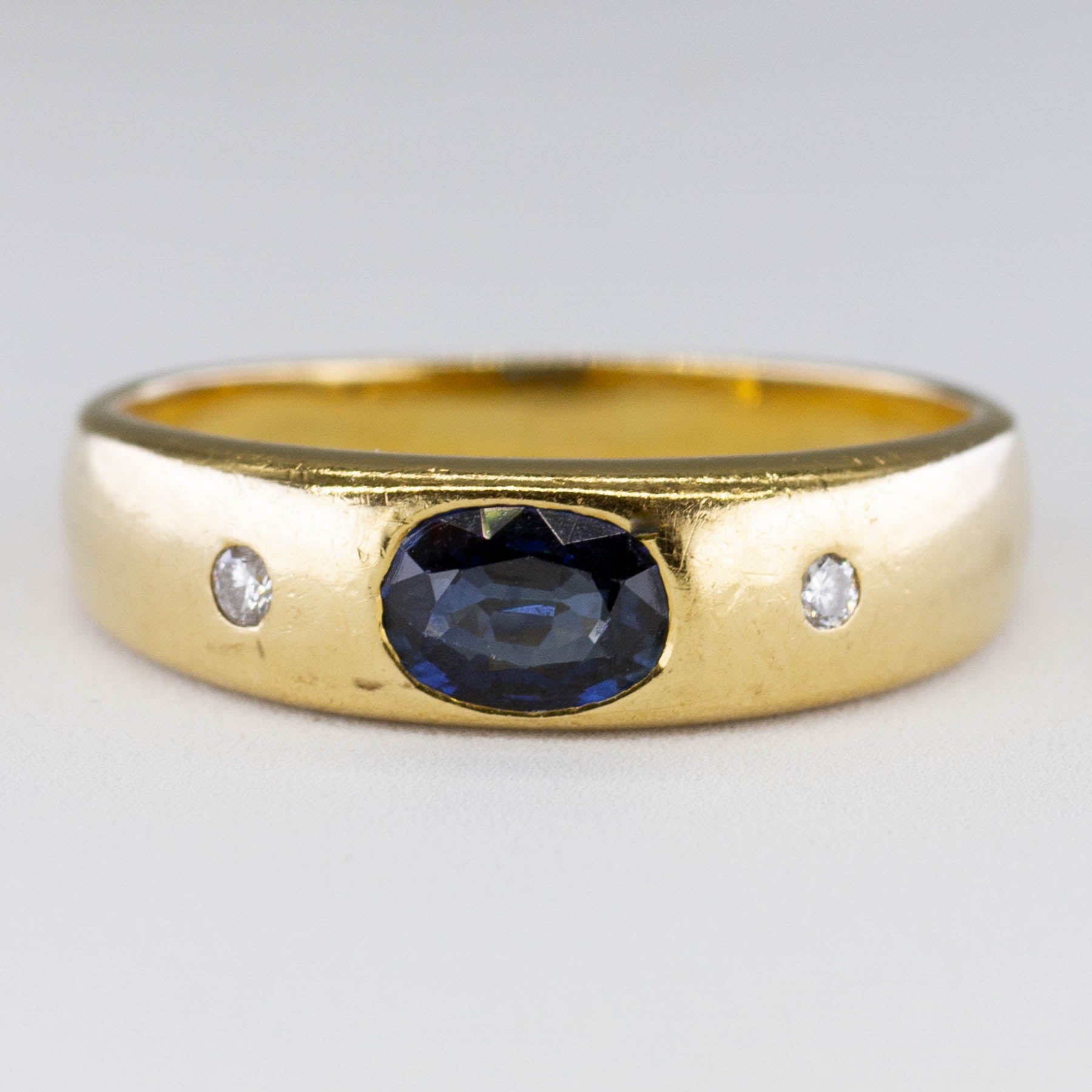 Bague trois pierres saphir bleu et diamants | 0,66 ct, 0,04 ct au total | Taille 8 |