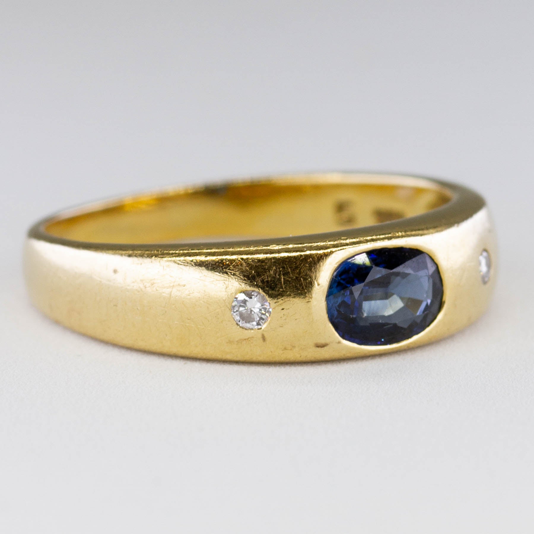 Bague trois pierres saphir bleu et diamants | 0,66 ct, 0,04 ct au total | Taille 8 |