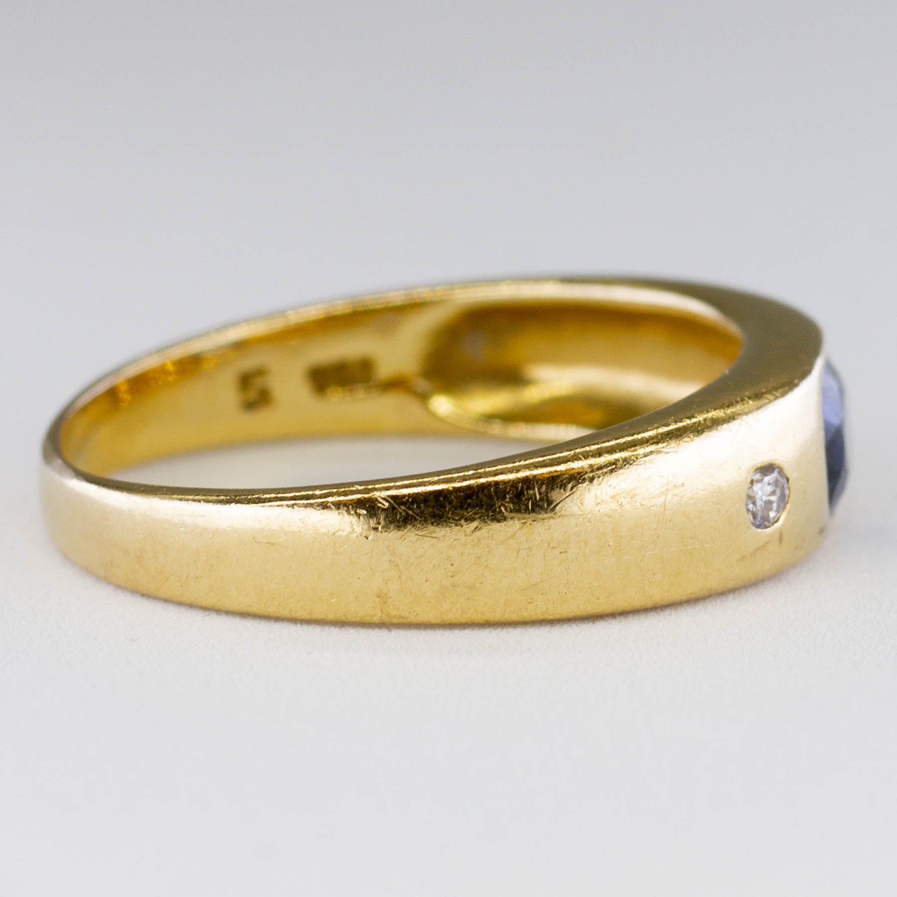 Bague trois pierres saphir bleu et diamants | 0,66 ct, 0,04 ct au total | Taille 8 |