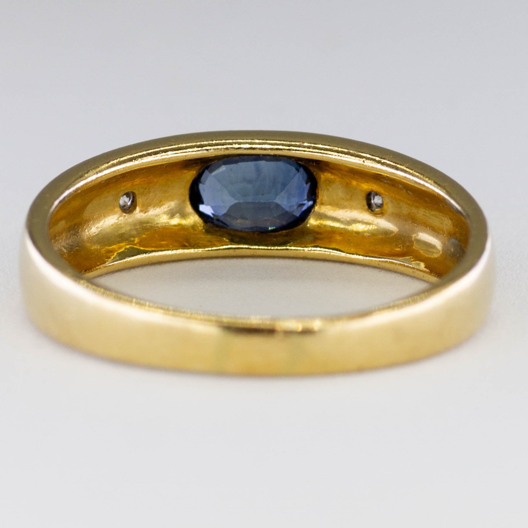 Bague trois pierres saphir bleu et diamants | 0,66 ct, 0,04 ct au total | Taille 8 |