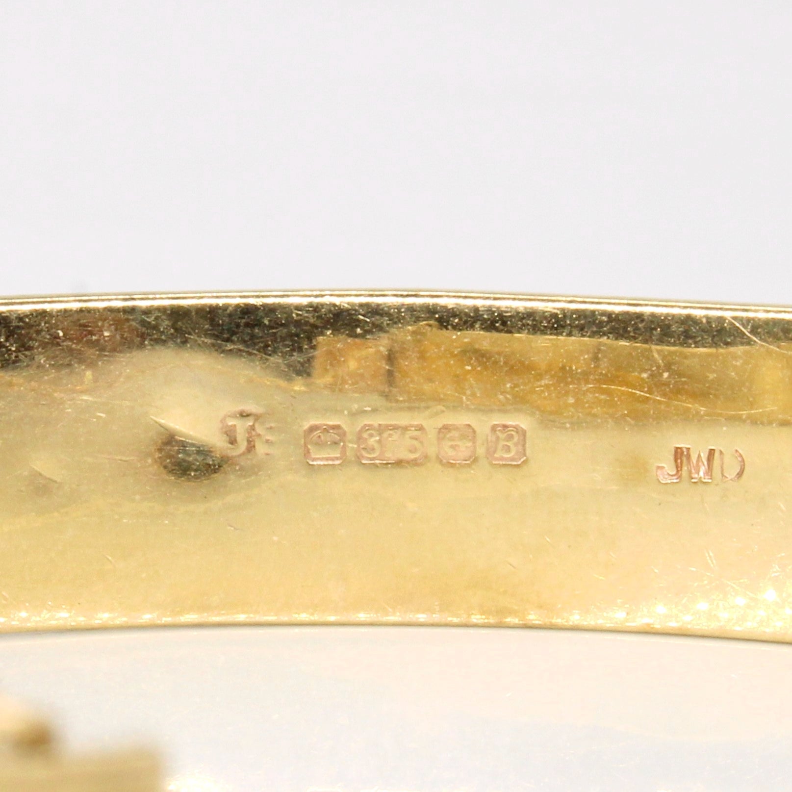 1976 Birmingham 9k Yellow Gold Engraved Bangle | 7" |