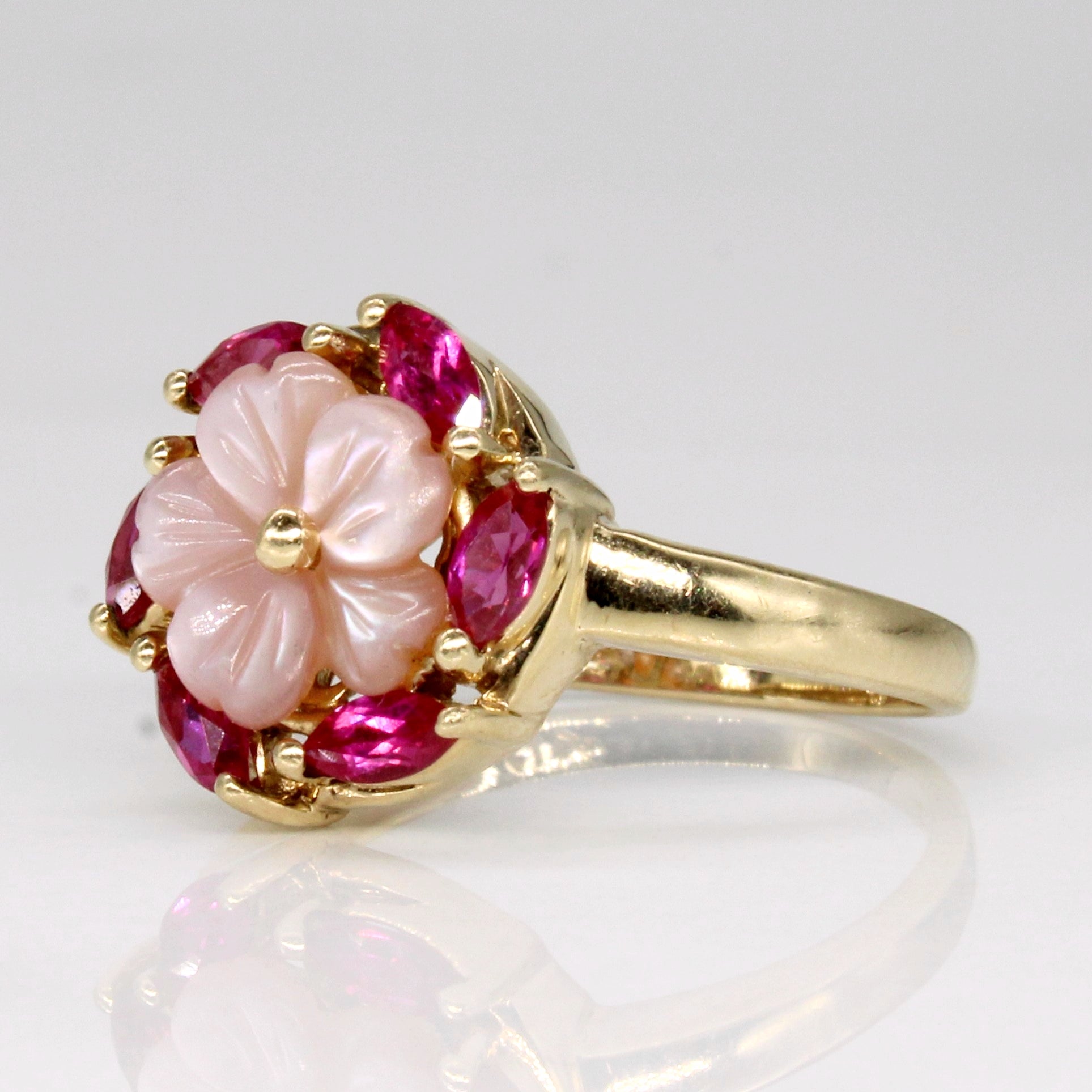Bague fleur en rubis synthétique et nacre | 0,48 ct au total, 0,3 ct | Taille 5 |