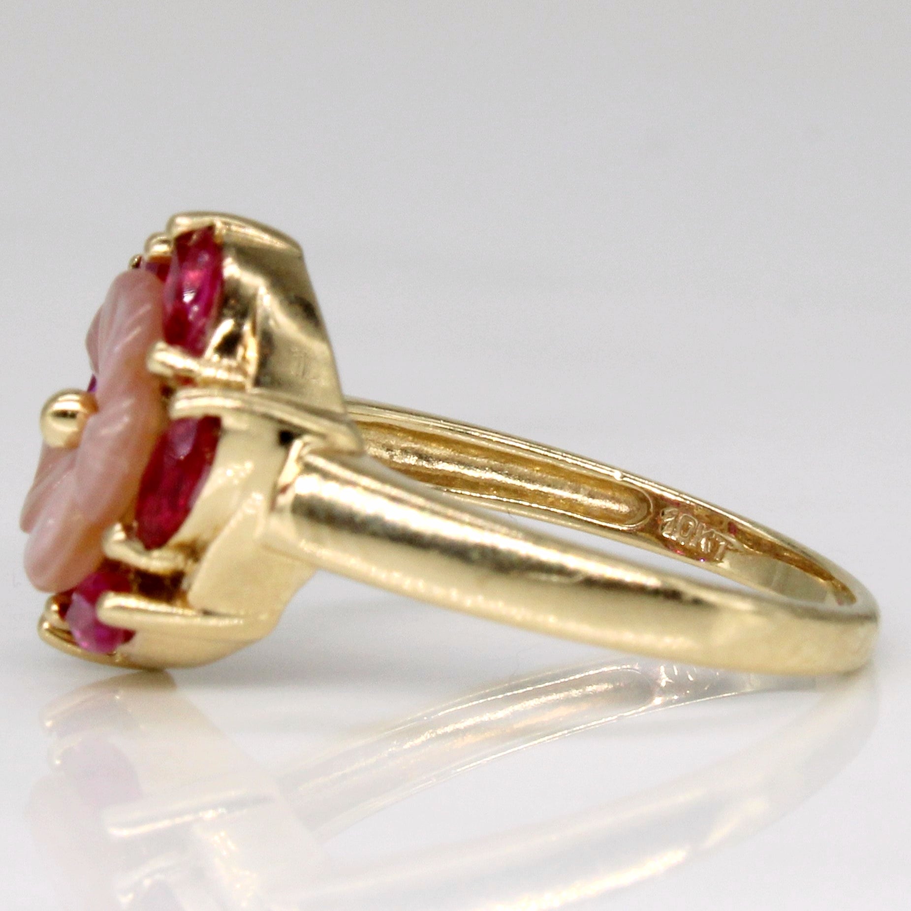 Bague fleur en rubis synthétique et nacre | 0,48 ct au total, 0,3 ct | Taille 5 |