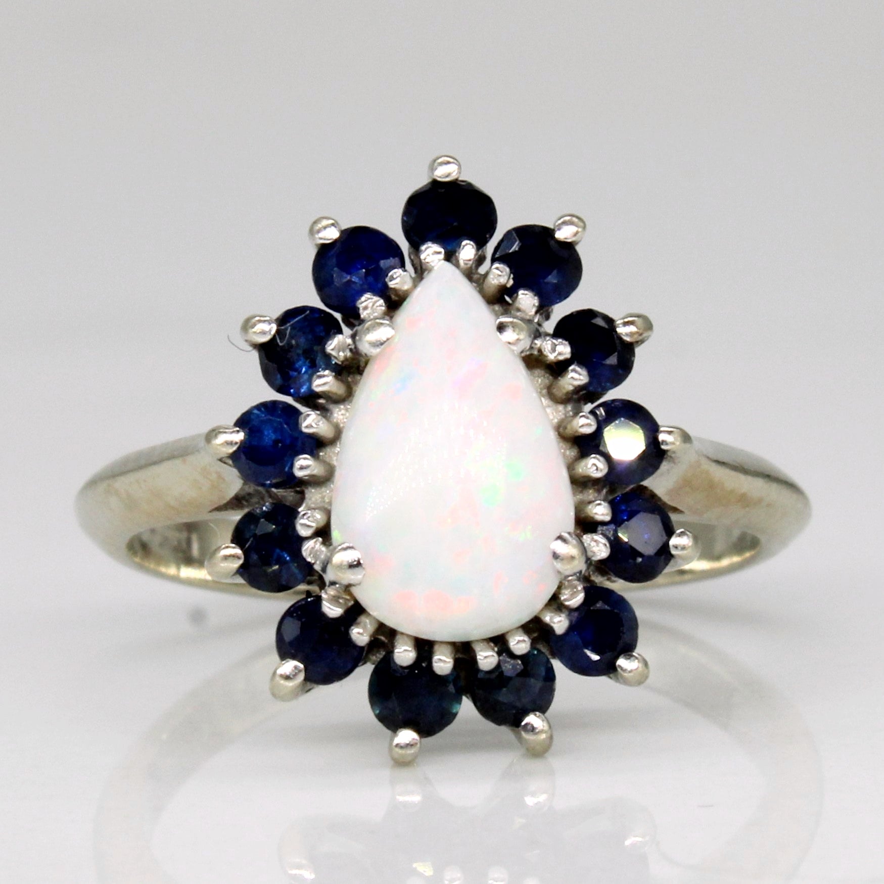 Bague halo opale et saphir | 0,85 ct, 0,52 ct au total | Taille 5,5 |