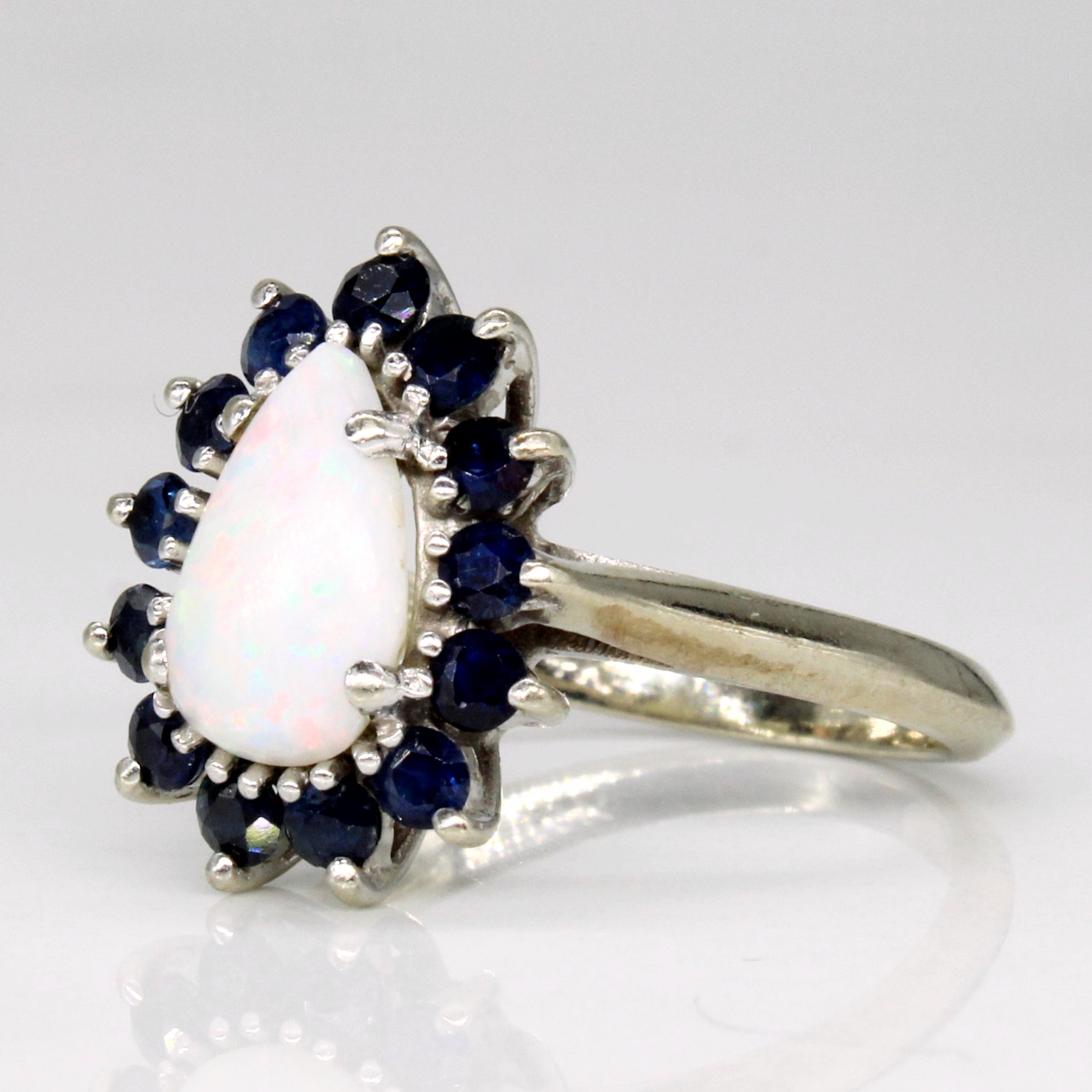 Bague halo opale et saphir | 0,85 ct, 0,52 ct au total | Taille 5,5 |