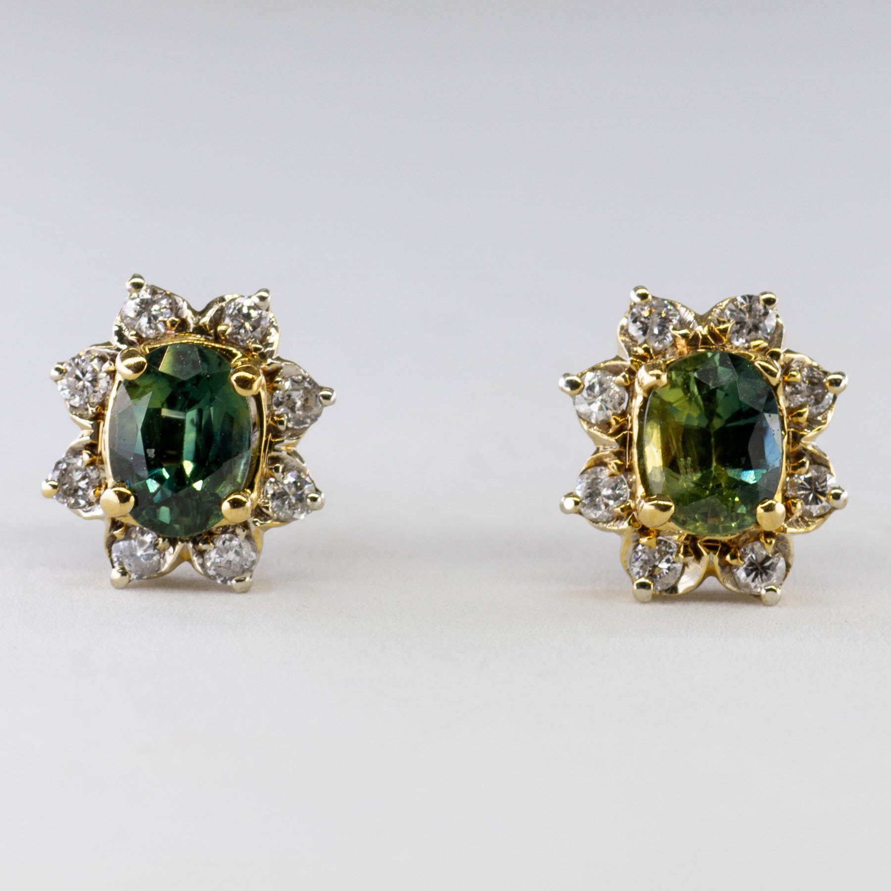 Boucles d'oreilles puces en saphir vert et diamants sertis halo | 1,50 ct, 0,20 ct |