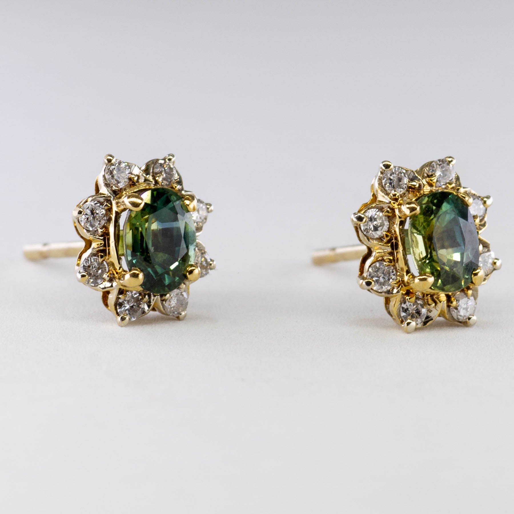 Boucles d'oreilles puces en saphir vert et diamants sertis halo | 1,50 ct, 0,20 ct |