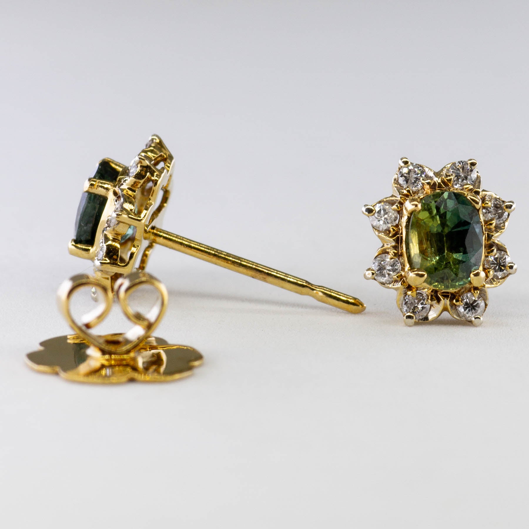 Boucles d'oreilles puces en saphir vert et diamants sertis halo | 1,50 ct, 0,20 ct |