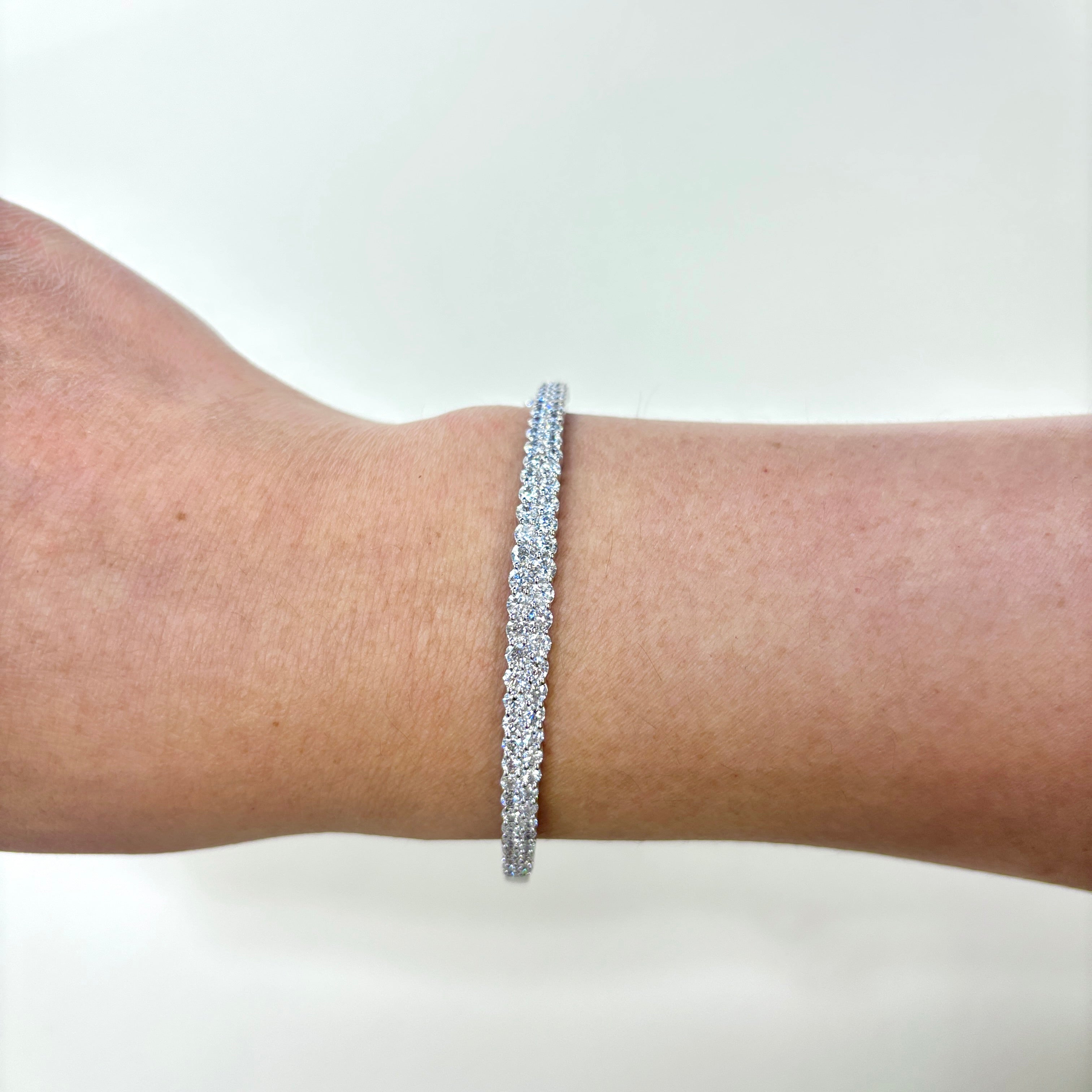 Bracelet jonc ovale en or blanc 14 carats serti de diamants | 3,23 ct au total | 19 cm