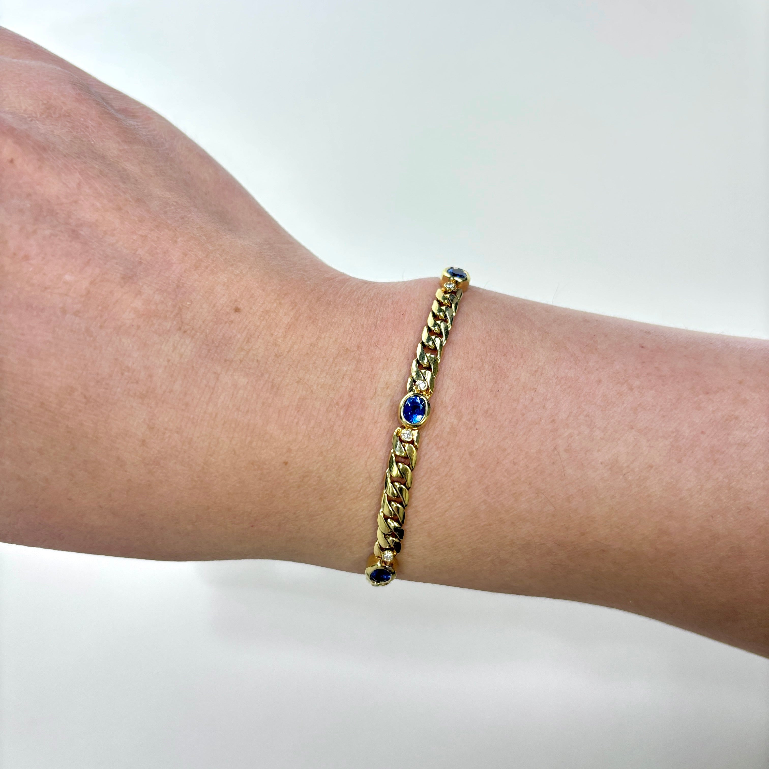 Bracelet en or jaune 18 carats serti de diamants et de saphirs | 0,13 ct au total, 2,58 ct au total | 18,4 cm