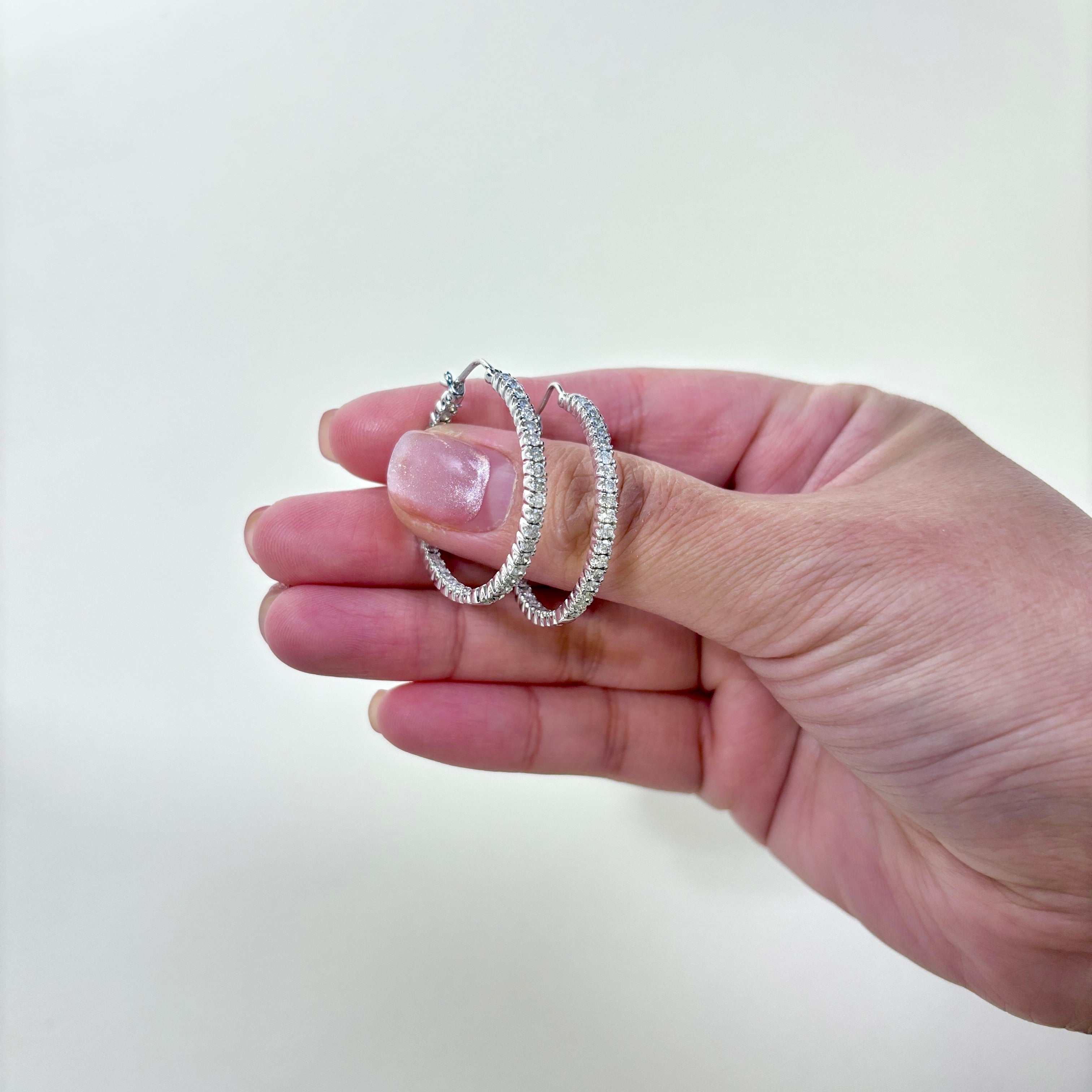 Boucles d'oreilles créoles en or blanc 14 carats et diamants | 0,95 ct au total |