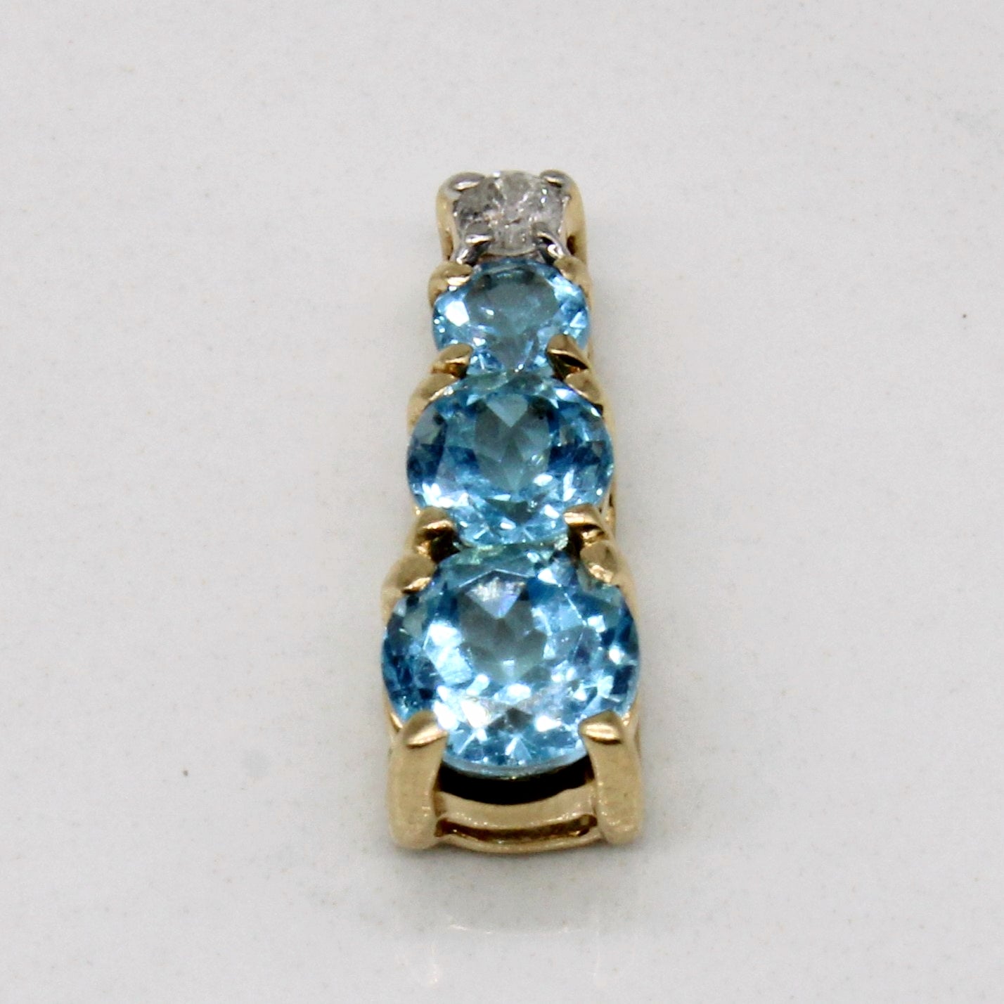 Pendentif colonne en topaze bleue et diamants | 0,80 ct au total, 0,04 ct |