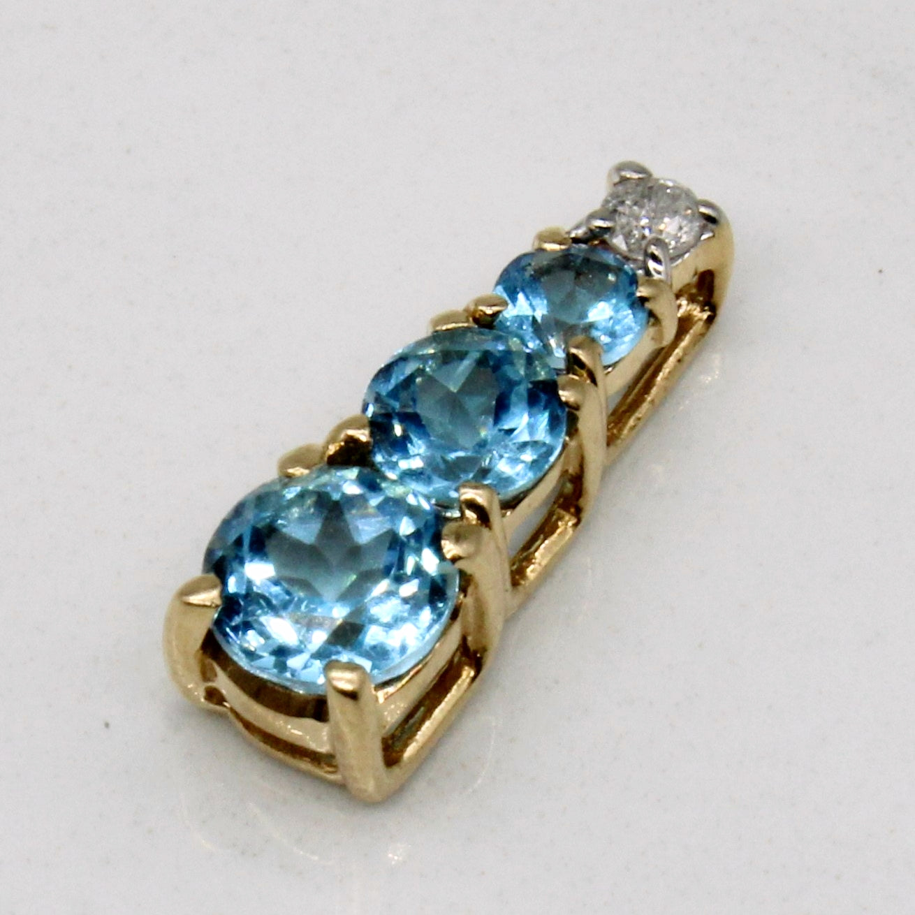 Pendentif colonne en topaze bleue et diamants | 0,80 ct au total, 0,04 ct |