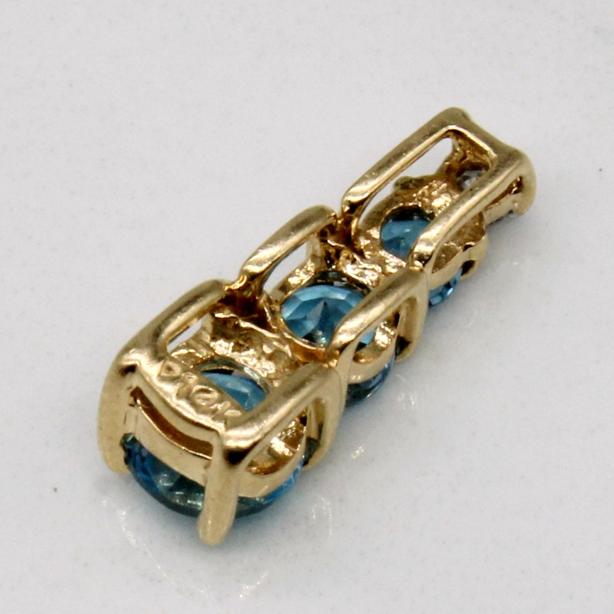 Pendentif colonne en topaze bleue et diamants | 0,80 ct au total, 0,04 ct |