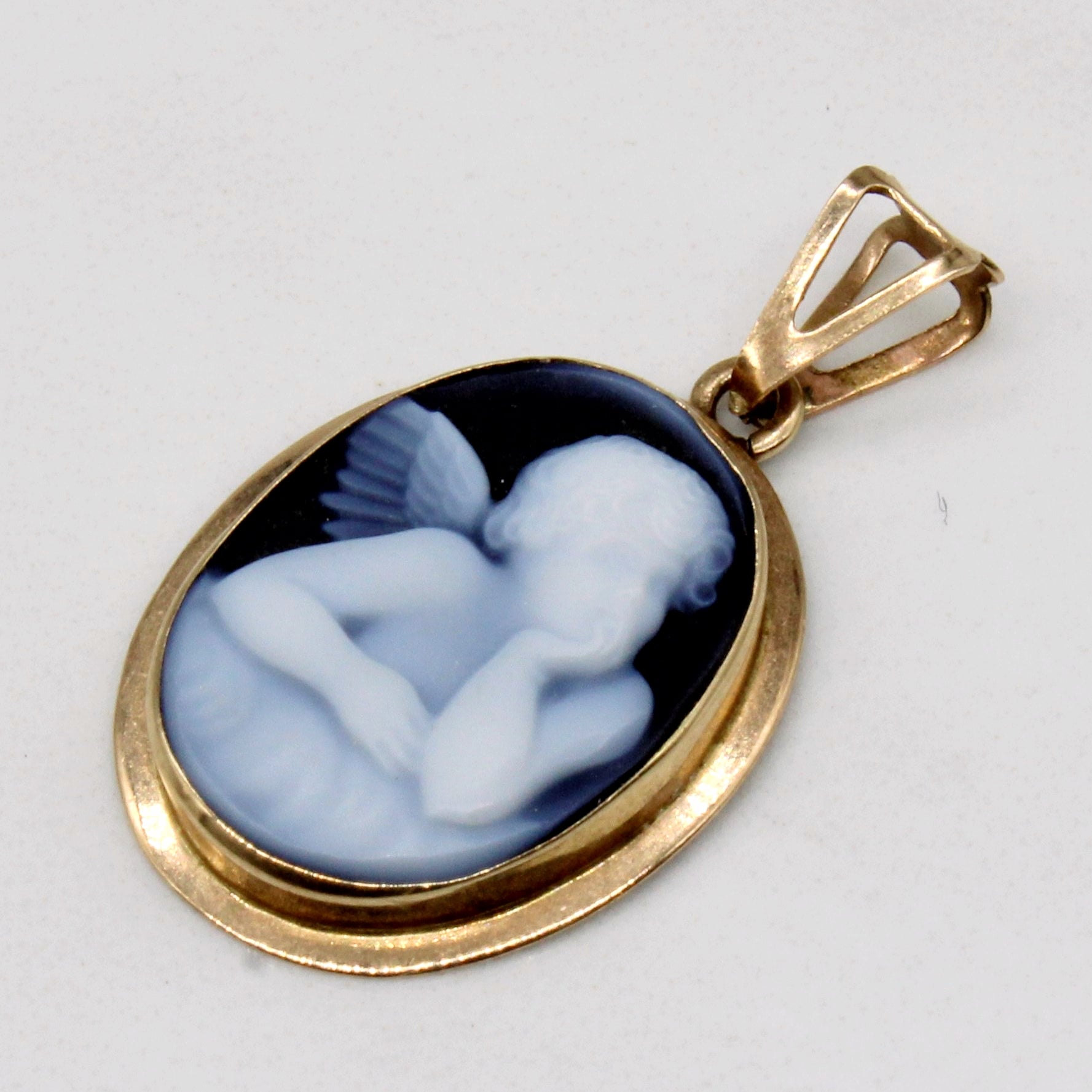Pendentif camée en porcelaine et onyx noir | 3,50 ct |