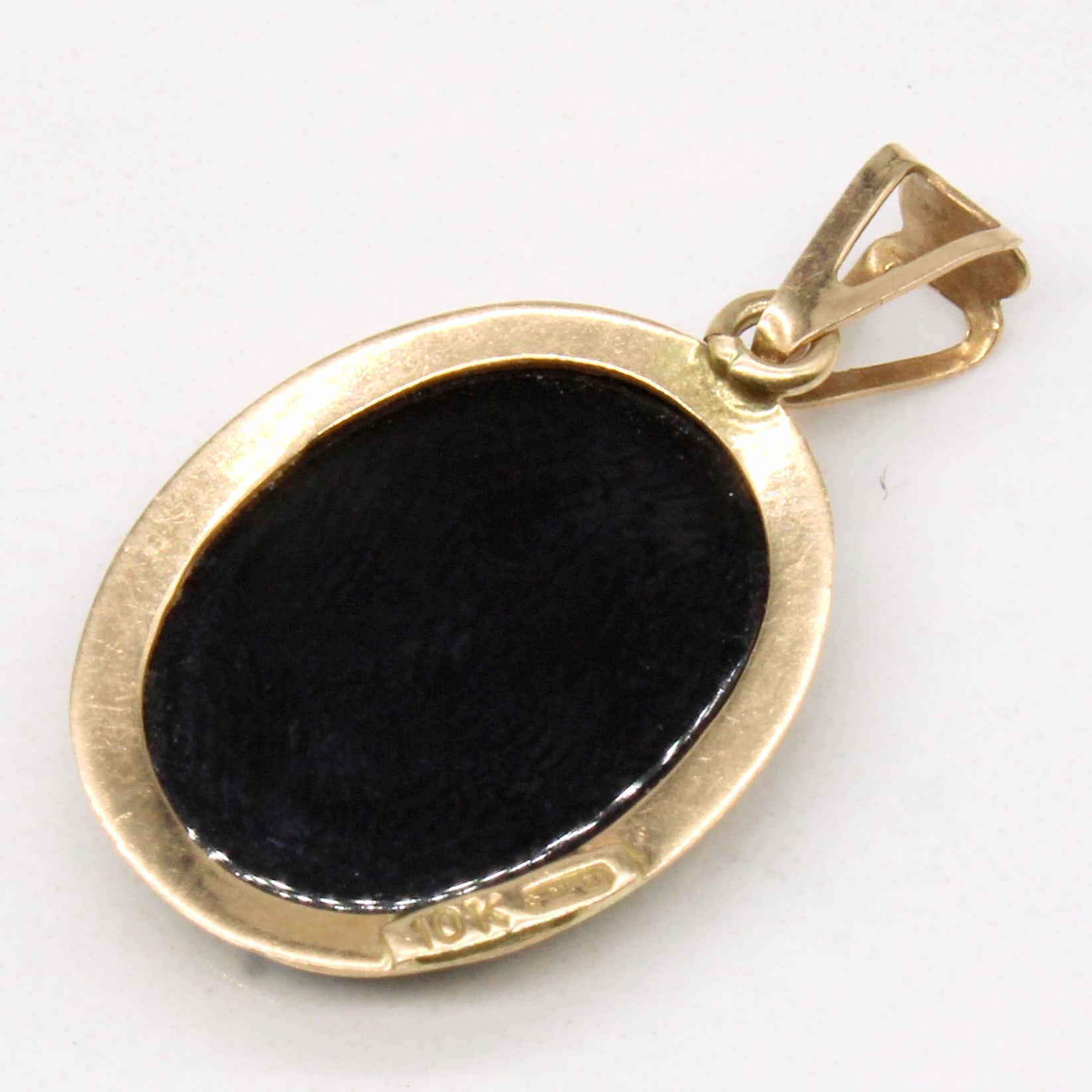 Pendentif camée en porcelaine et onyx noir | 3,50 ct |