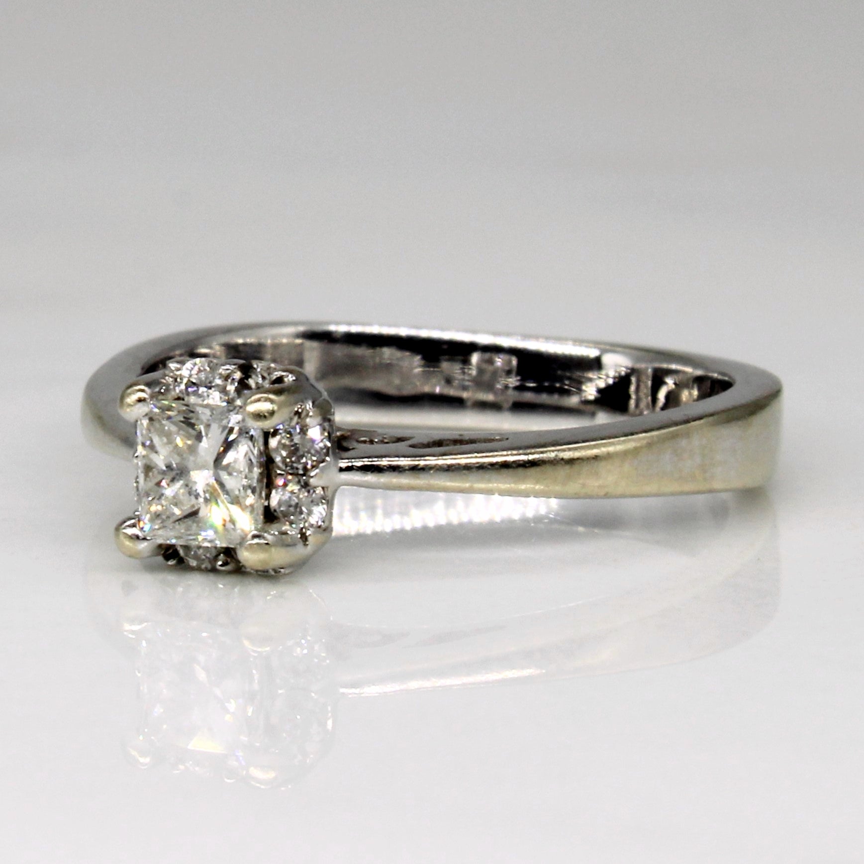Diamond Halo Engagement Ring | 0.29ctw | SZ 3.75 |