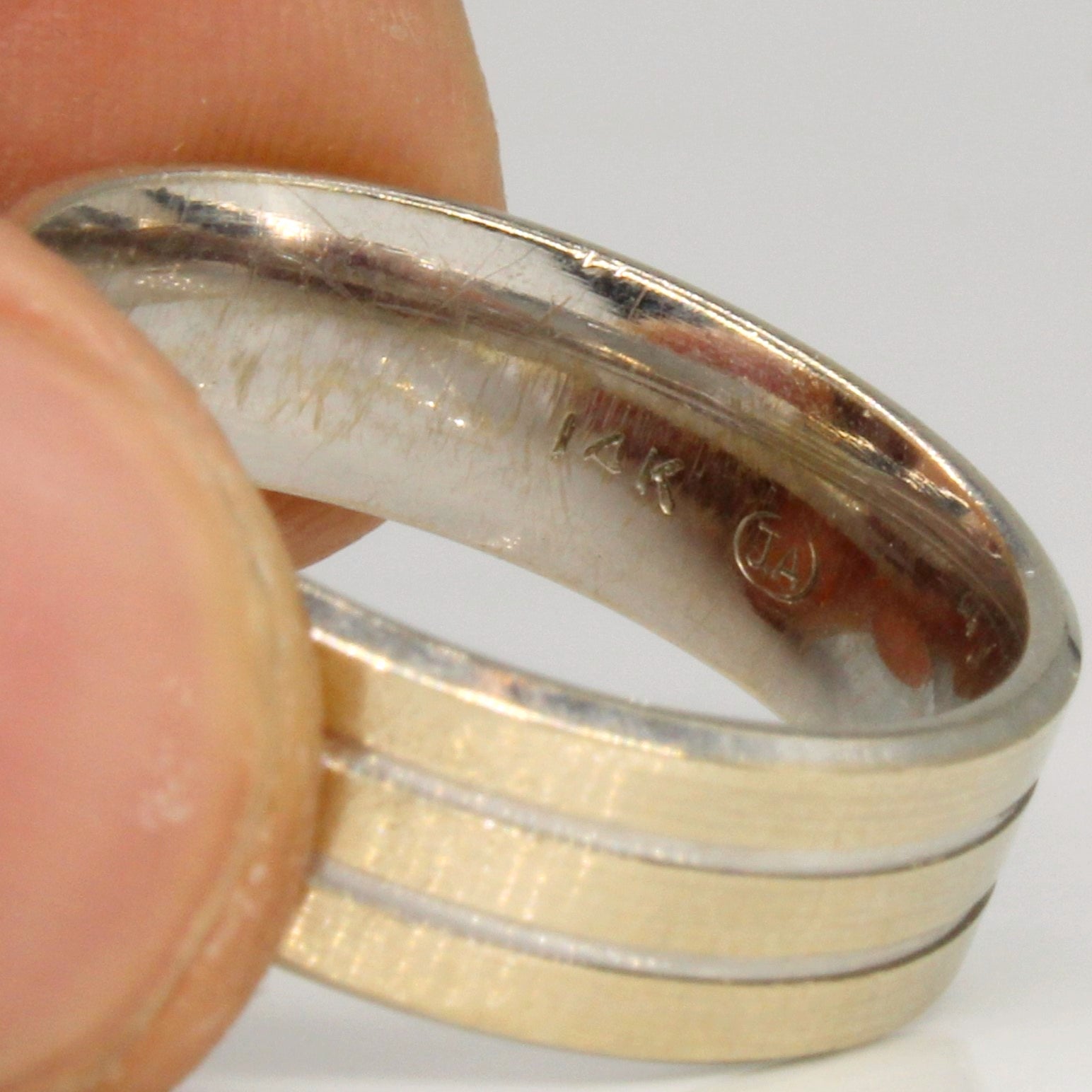 14k White Gold Band | SZ 8.5 |