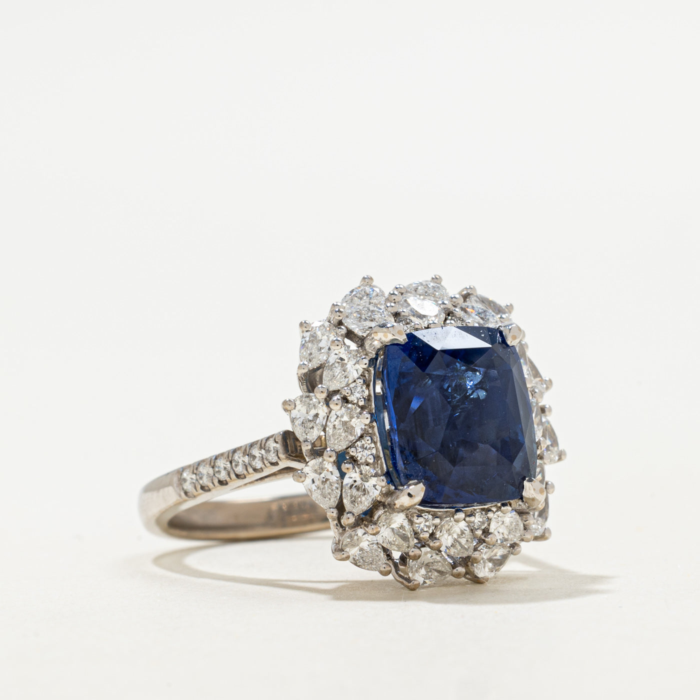 Bague en saphir bleu royal de Ceylan non chauffé et diamants (GRS) | Poids total des diamants : 6,09 ct (GRS), total des diamants : 2,10 ct (GRS) | Taille : 6,75