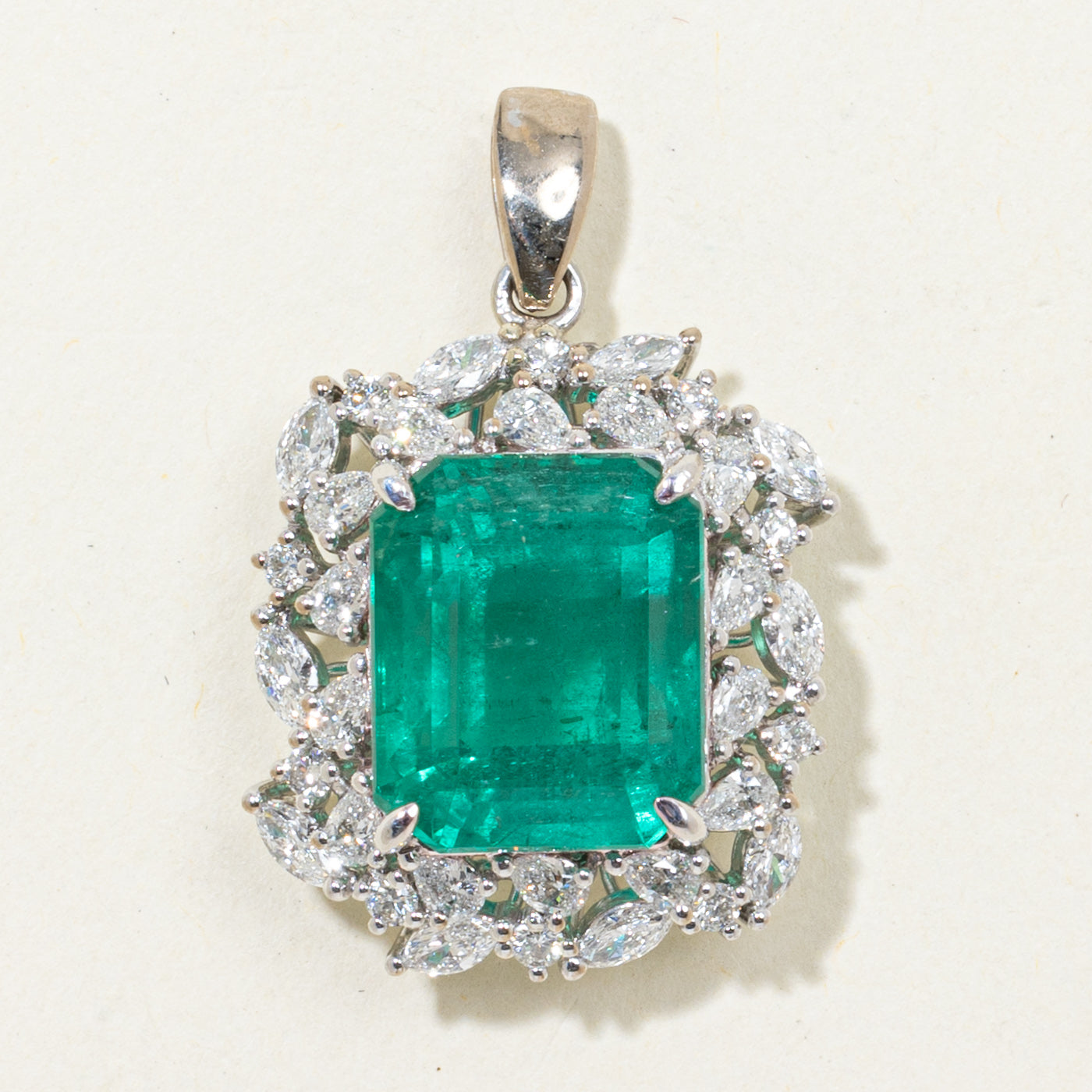 Pendentif émeraude 12,08 ct GRS sans huile et diamants | GRS 12,08 ct | 1,35 ct au total