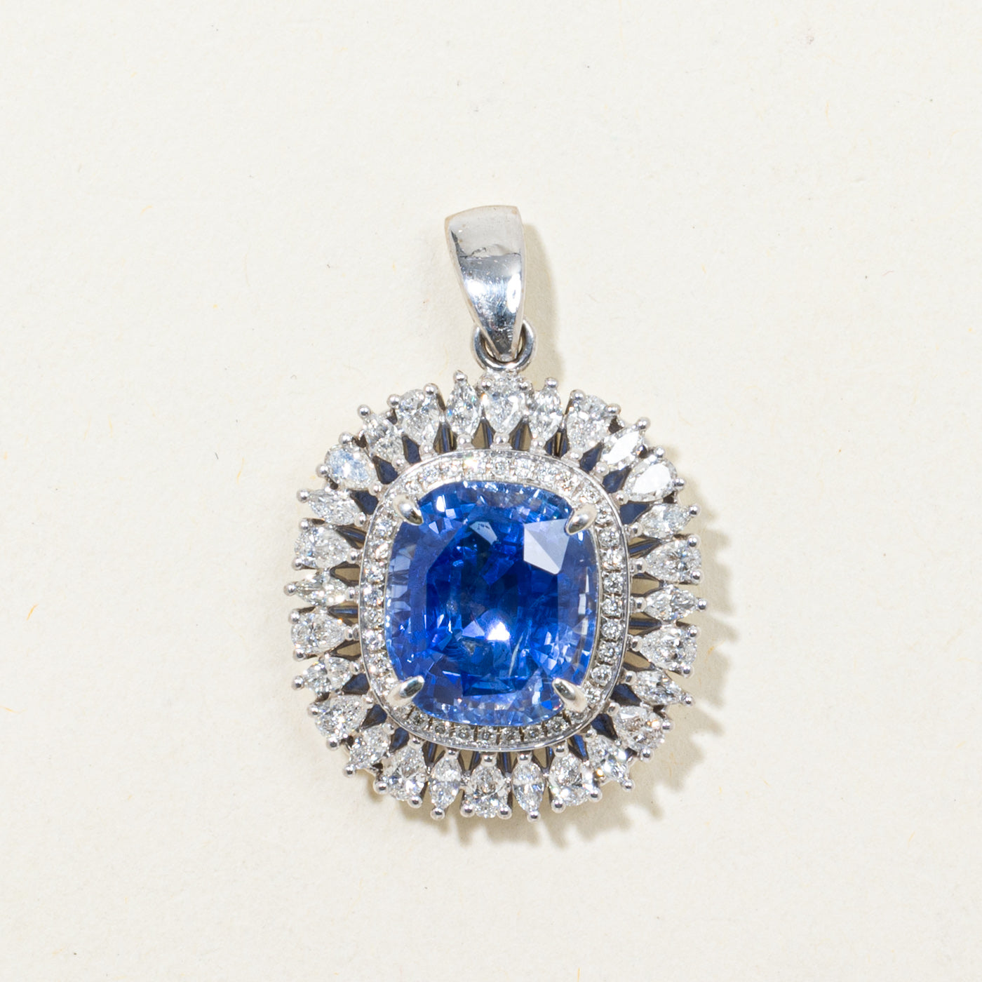 Pendentif saphir de Ceylan non chauffé de 9,37 ct (GRS) et diamants | GRS 9,37 ct | 1,02 ct (poids total)