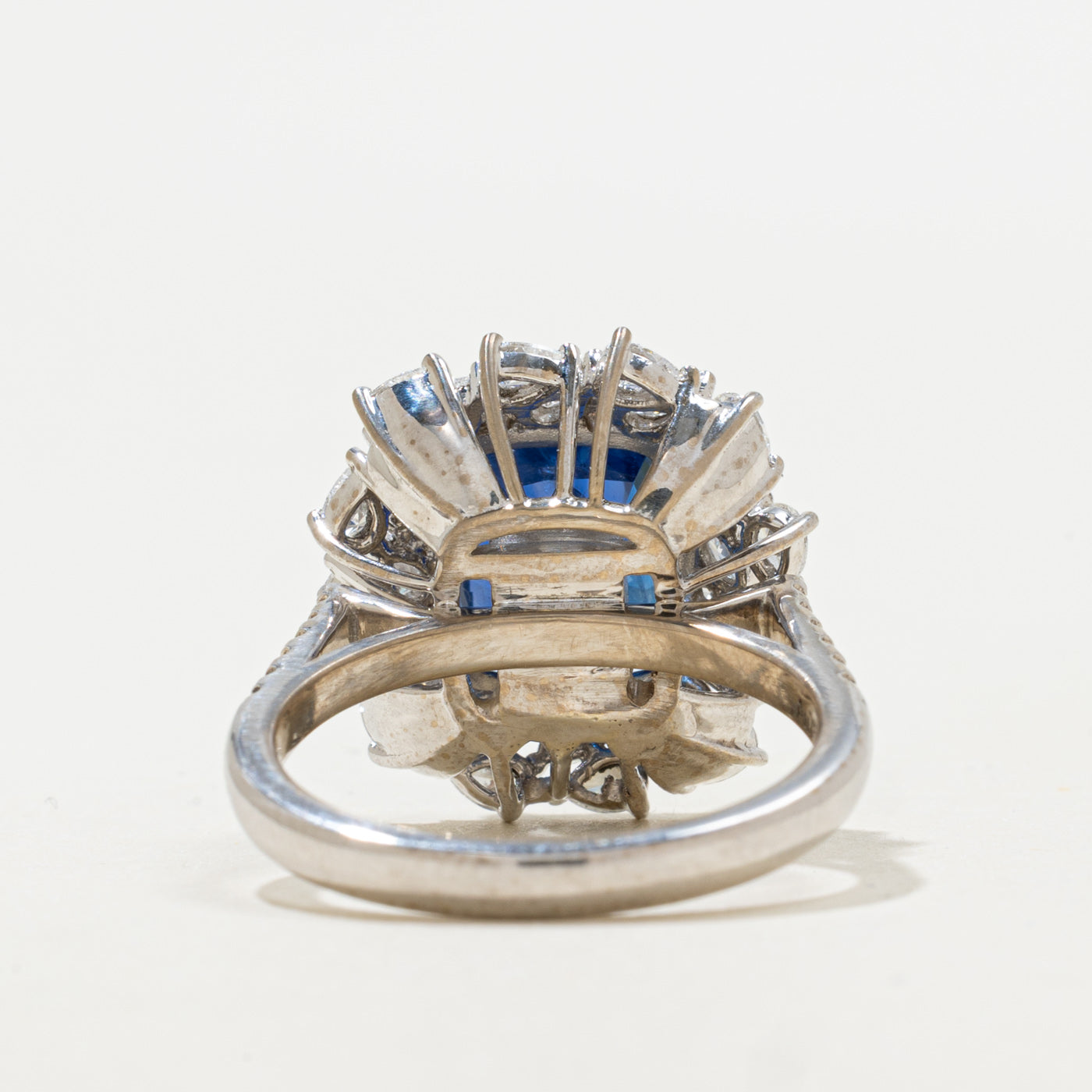 Bague en saphir bleu royal de Ceylan non chauffé et diamants (GRS) | Poids total des diamants : 6,09 ct (GRS), total des diamants : 2,10 ct (GRS) | Taille : 6,75