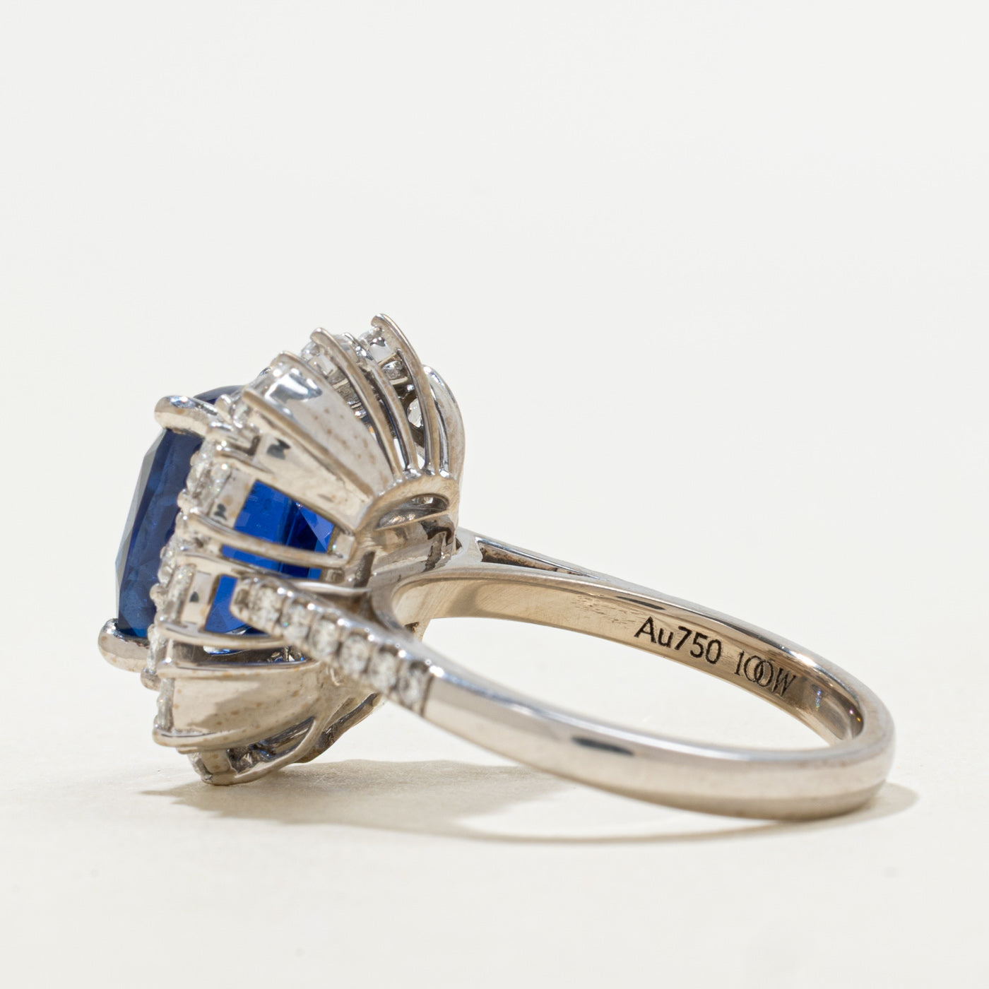 Bague en saphir bleu royal de Ceylan non chauffé et diamants (GRS) | Poids total des diamants : 6,09 ct (GRS), total des diamants : 2,10 ct (GRS) | Taille : 6,75