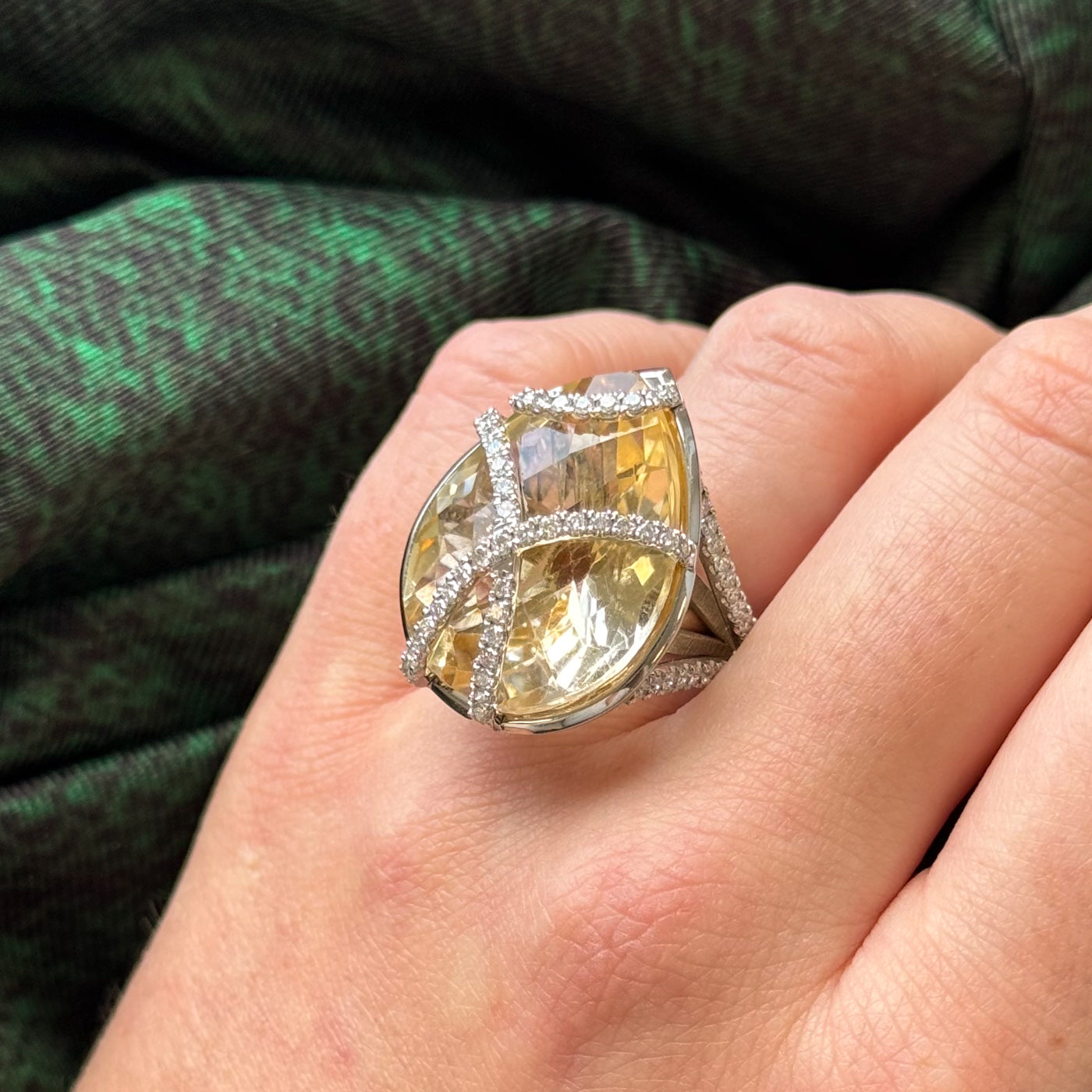 Bague cocktail en citrine et diamants | 27,61 ct, 1,24 ct au total | Taille 4,75 |
