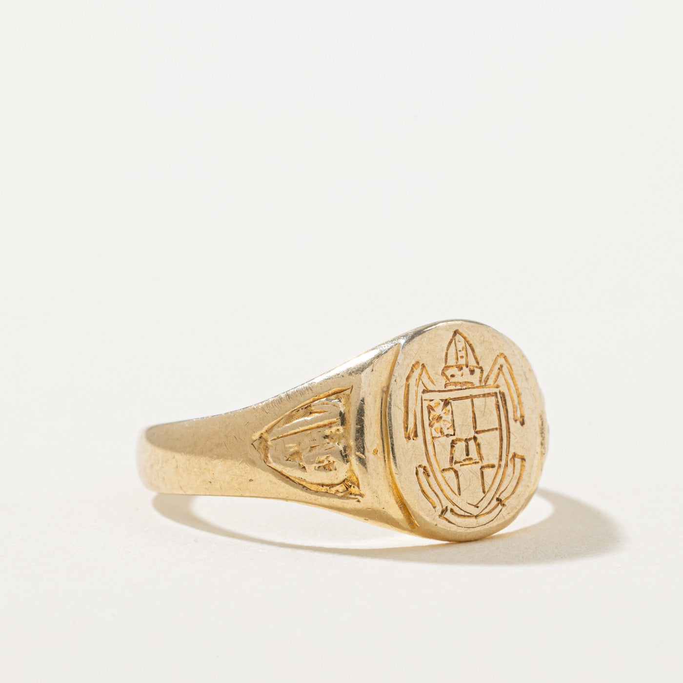1991 10k Yellow Gold Engraved Crest Signet Ring | SZ 6.5