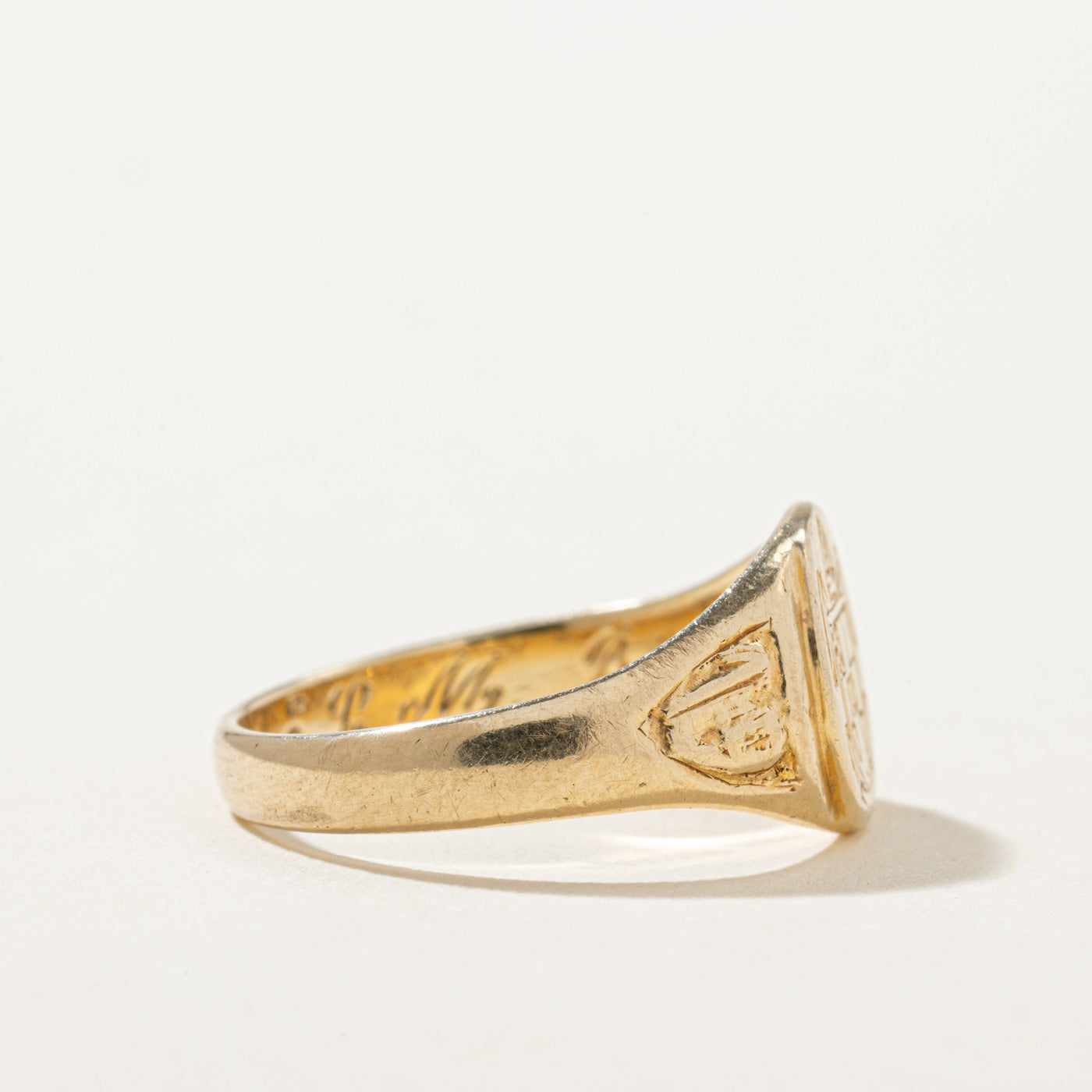 1991 10k Yellow Gold Engraved Crest Signet Ring | SZ 6.5