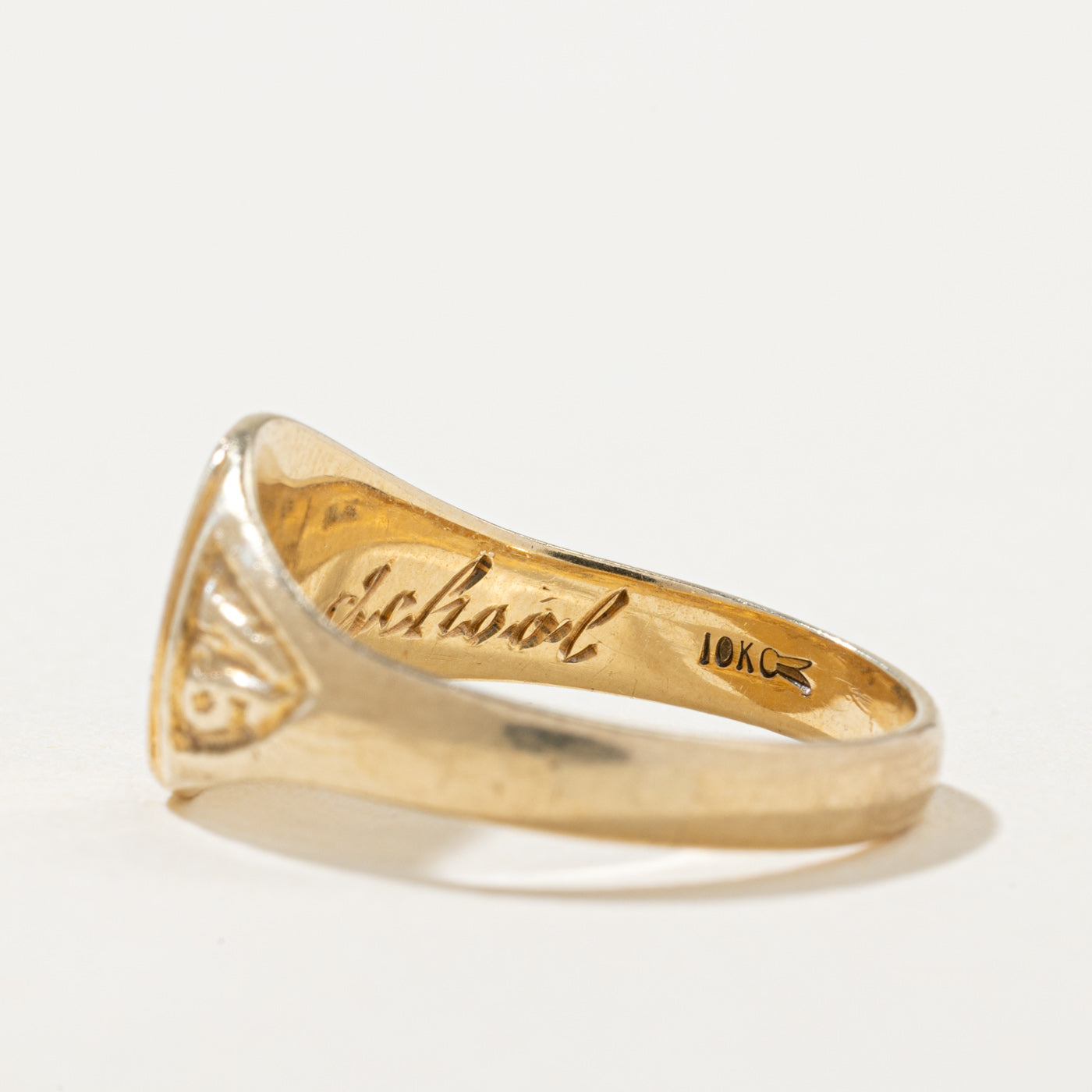 1991 10k Yellow Gold Engraved Crest Signet Ring | SZ 6.5