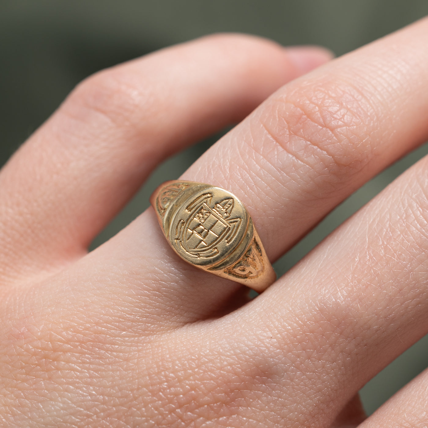 1991 10k Yellow Gold Engraved Crest Signet Ring | SZ 6.5