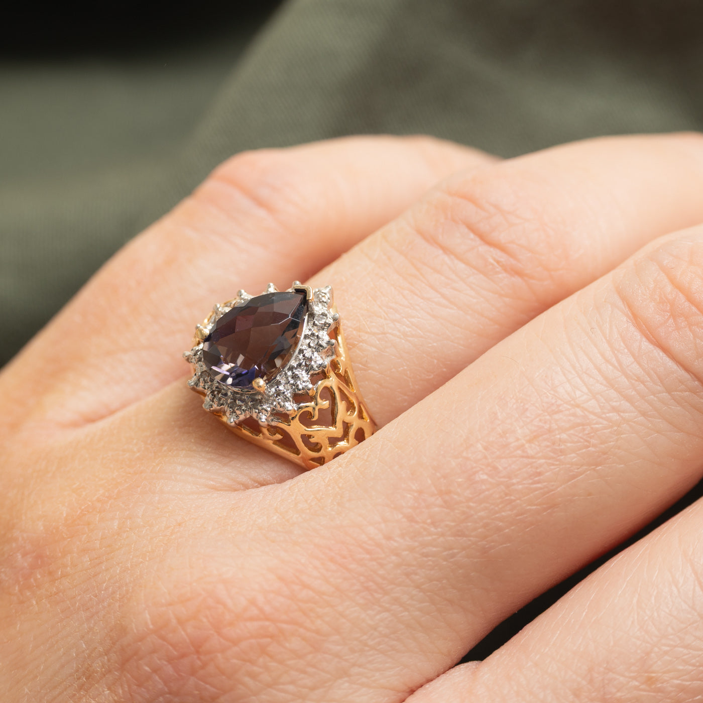 Bague ajourée en iolite taille poire et halo de diamants | 1,82 ct, 0,08 ct au total | Taille 8