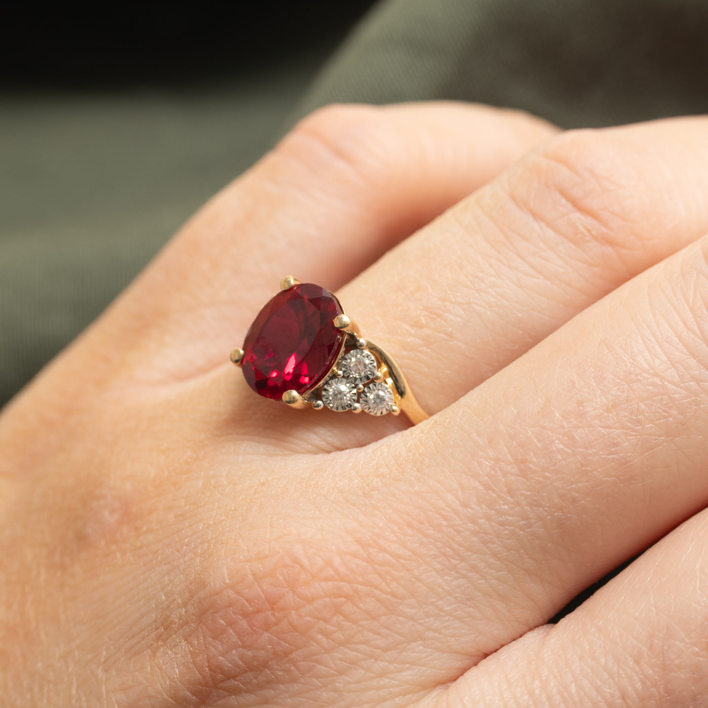 Bague ornée d'un rubis synthétique ovale et de diamants | 2,10 ct, 0,06 ct au total | Taille 8